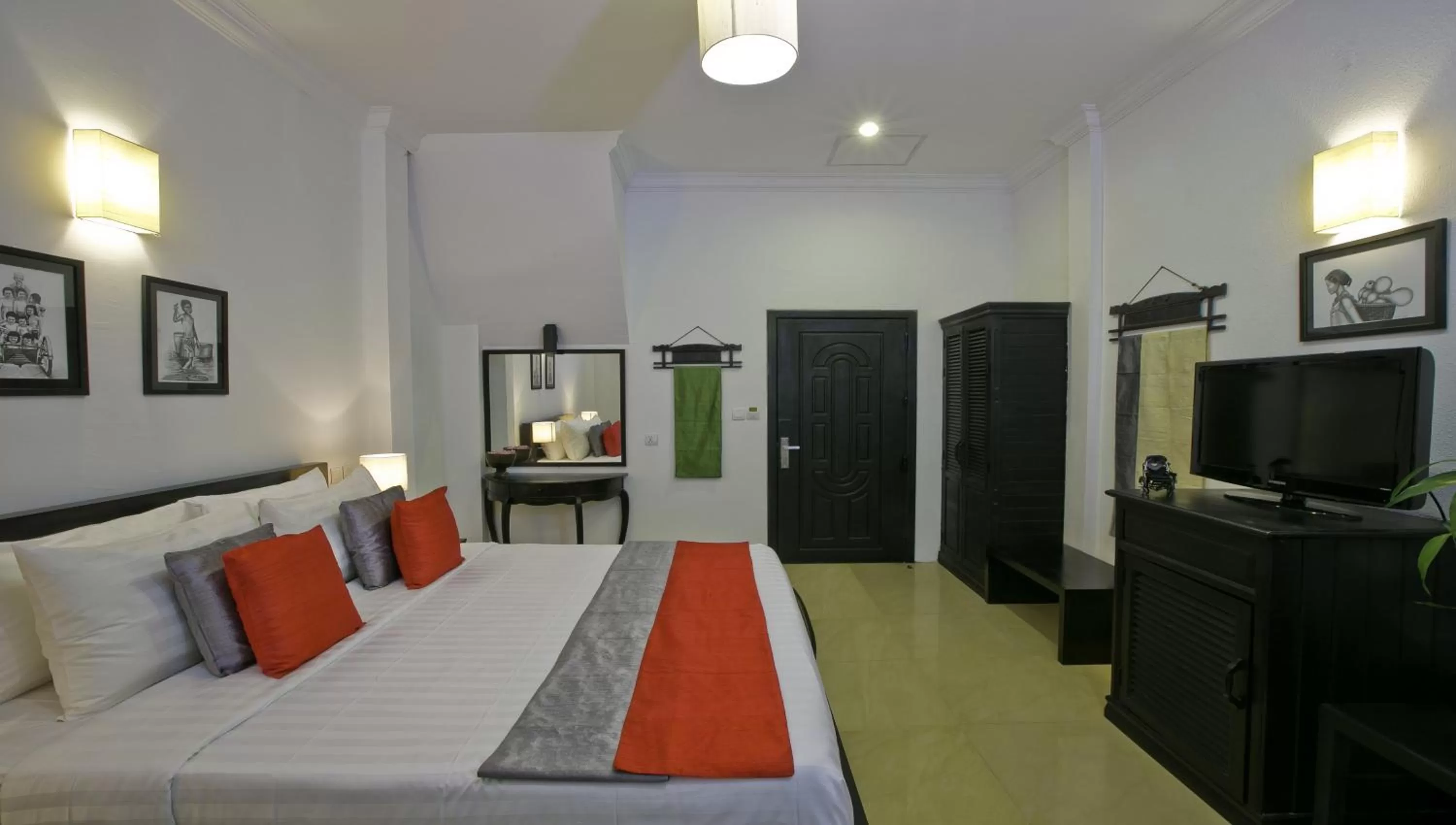 Photo of the whole room, Bed in The Cyclo d'Angkor Boutique Hotel