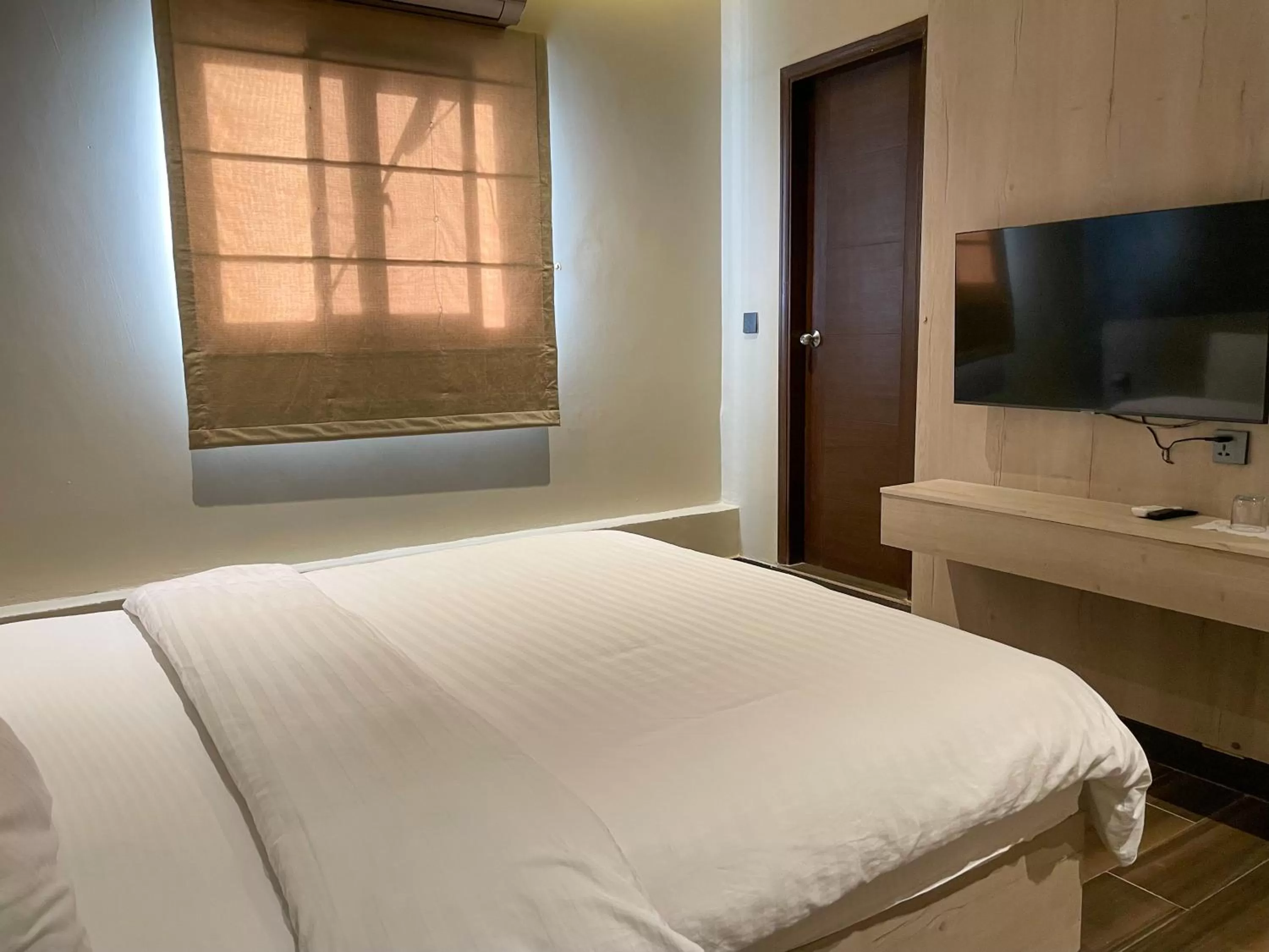 Bed in Hamsun Shahrah-e-Faisal