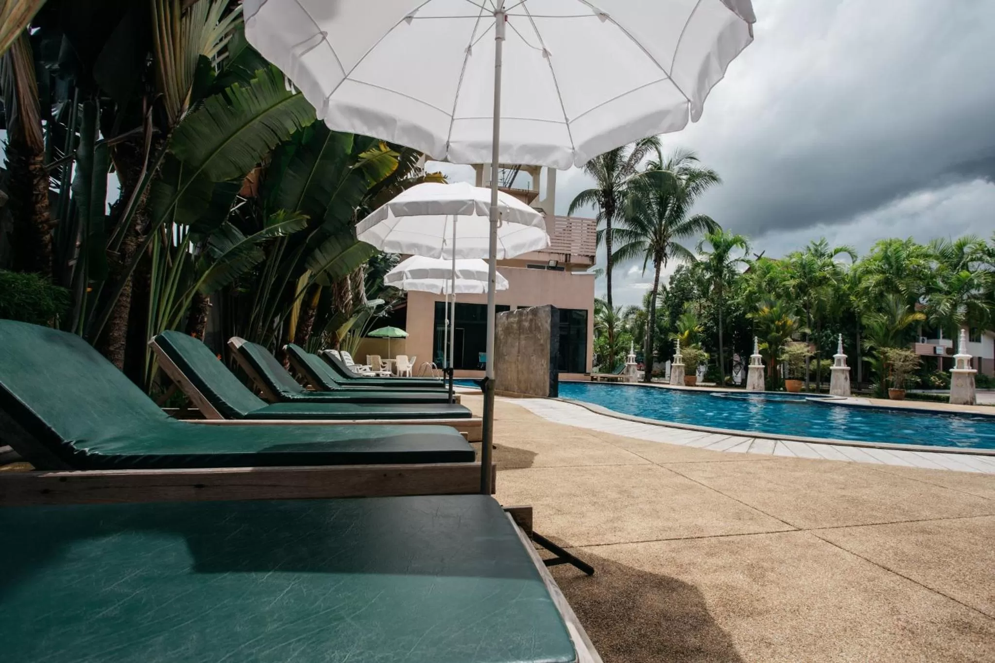 Swimming pool in Diamond Park Inn Chiangrai & Resort