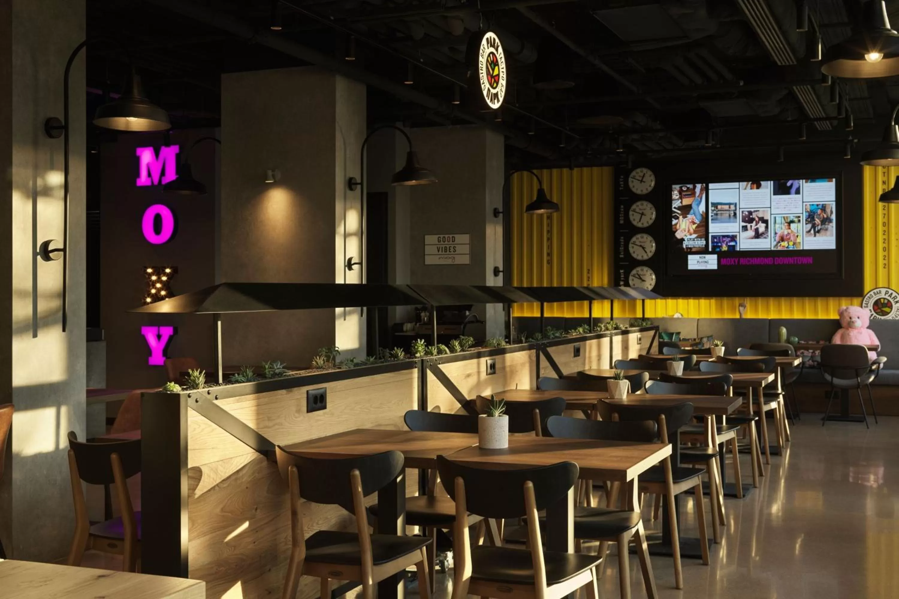 Restaurant/places to eat in Moxy Belgrade
