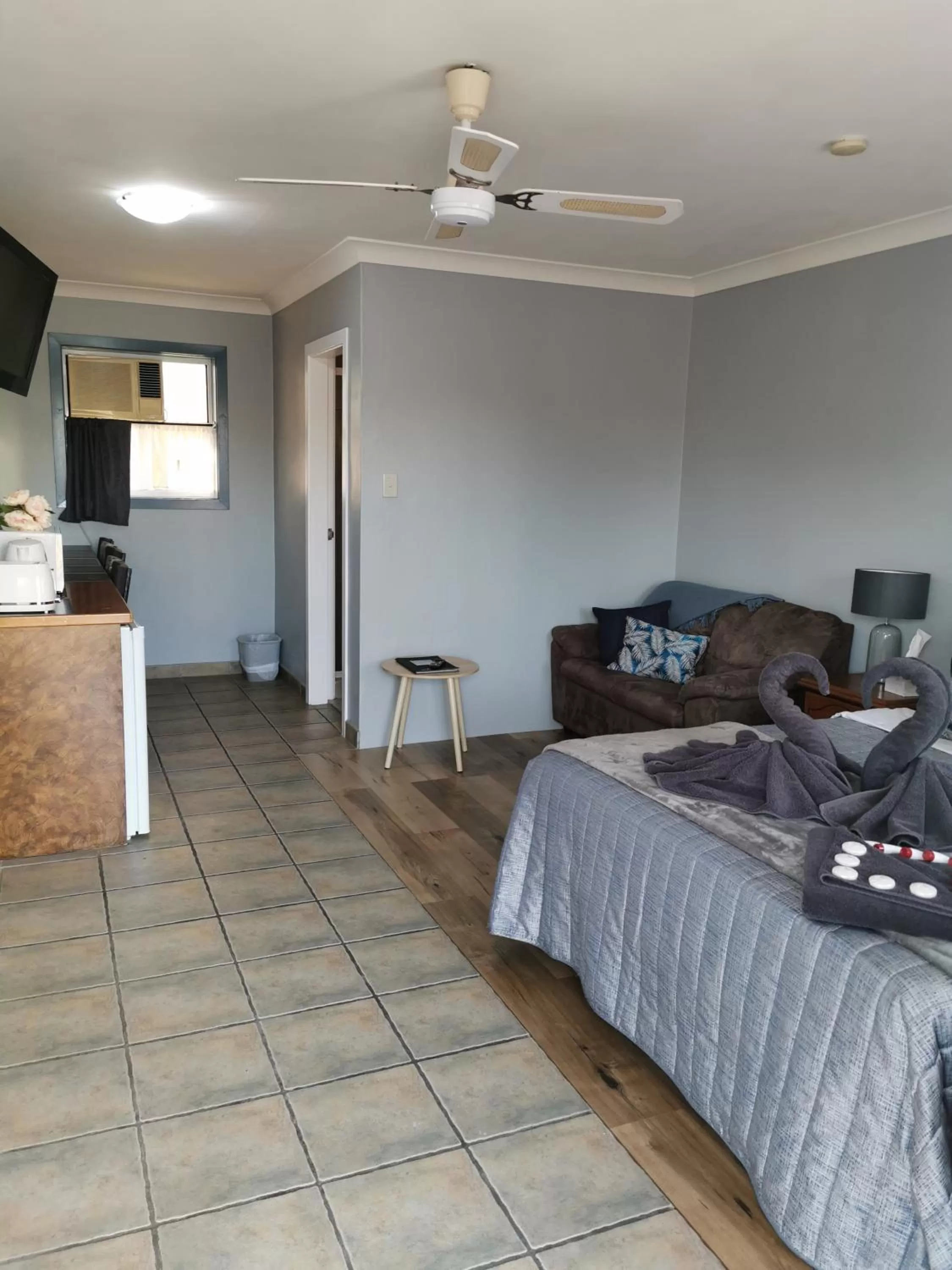 Living room, Bed in Limassol Motel