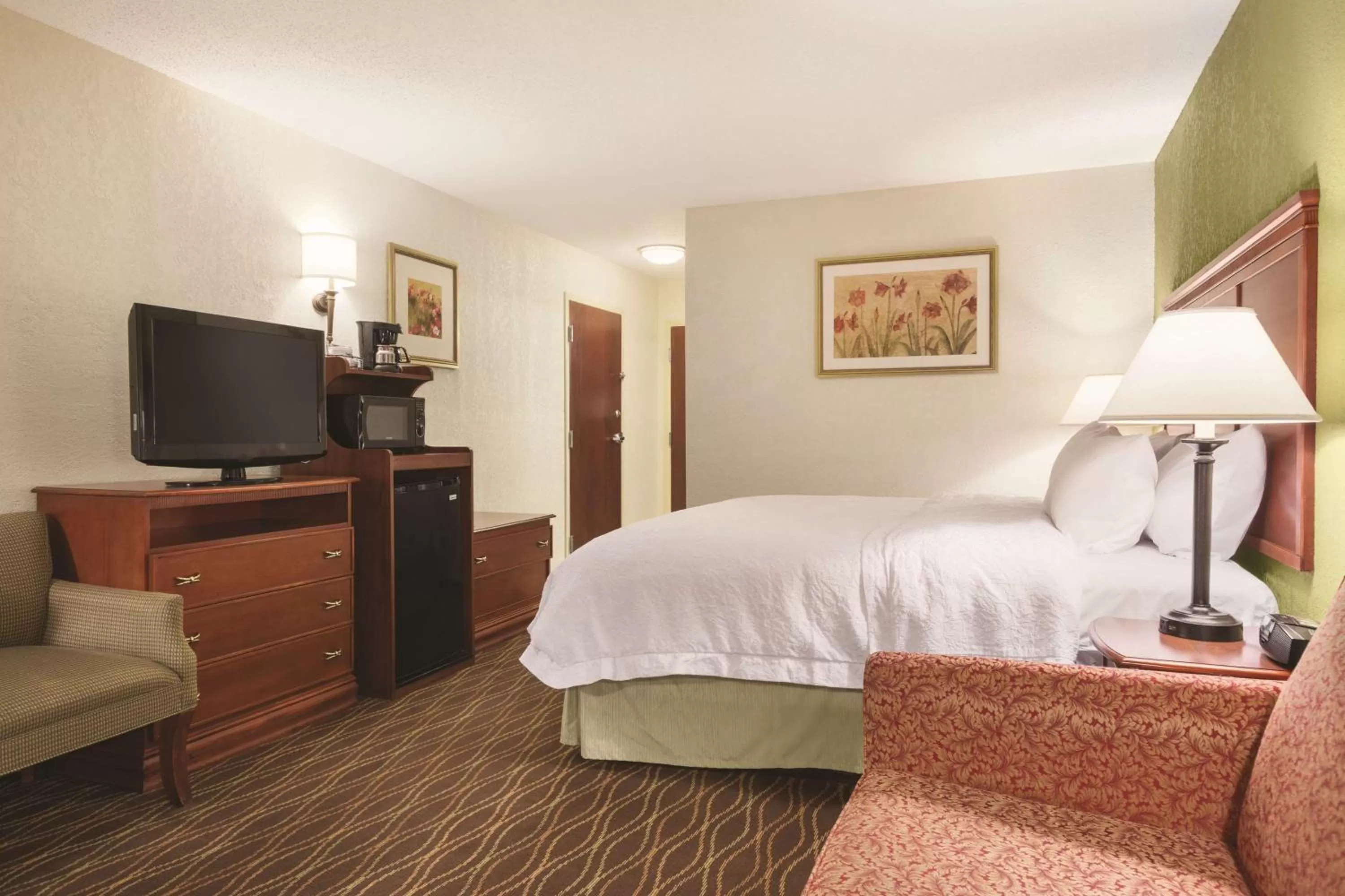 Bed in Hampton Inn & Suites Greenfield