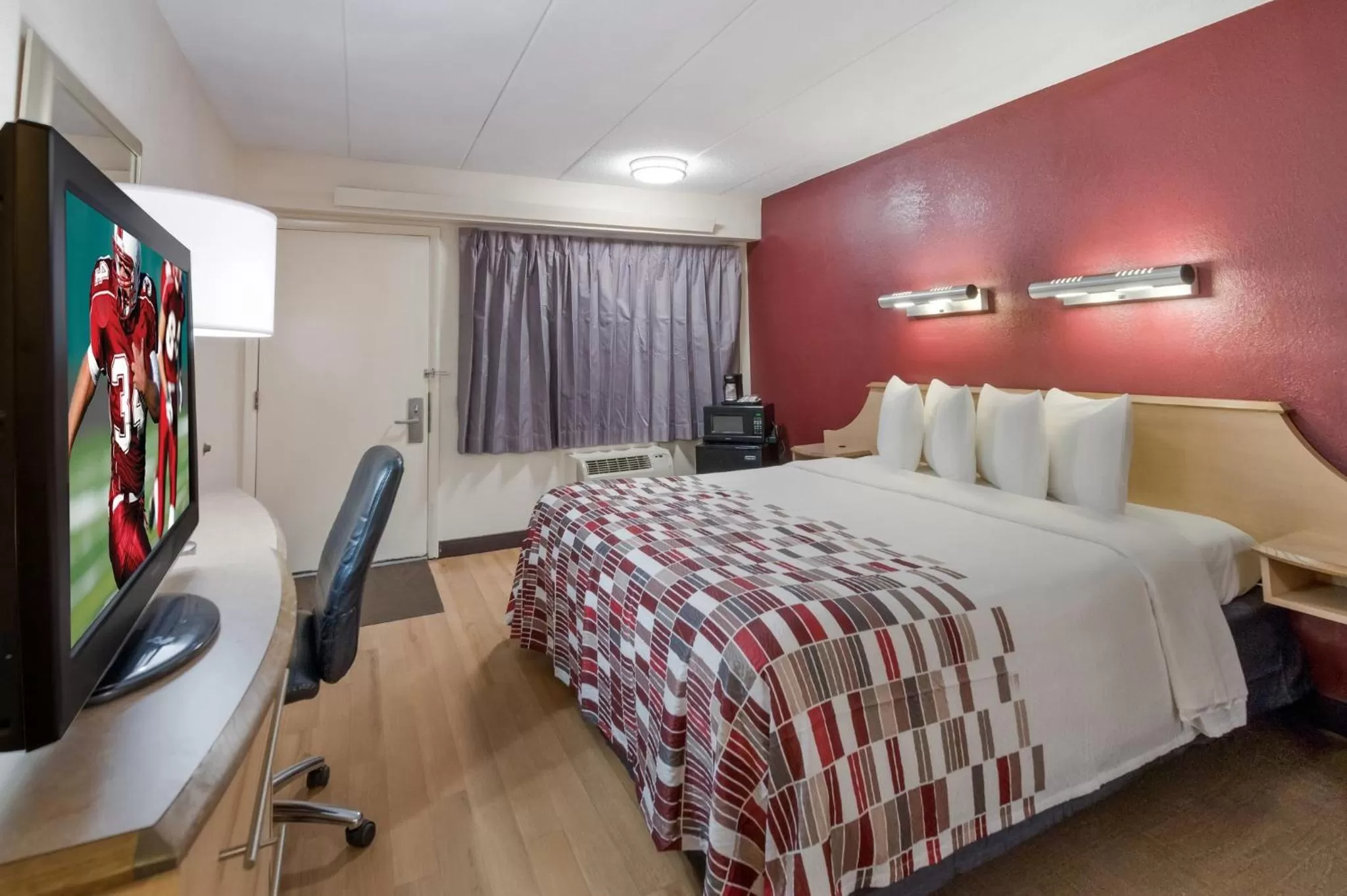 Photo of the whole room, Bed in Red Roof Inn Philadelphia - Trevose