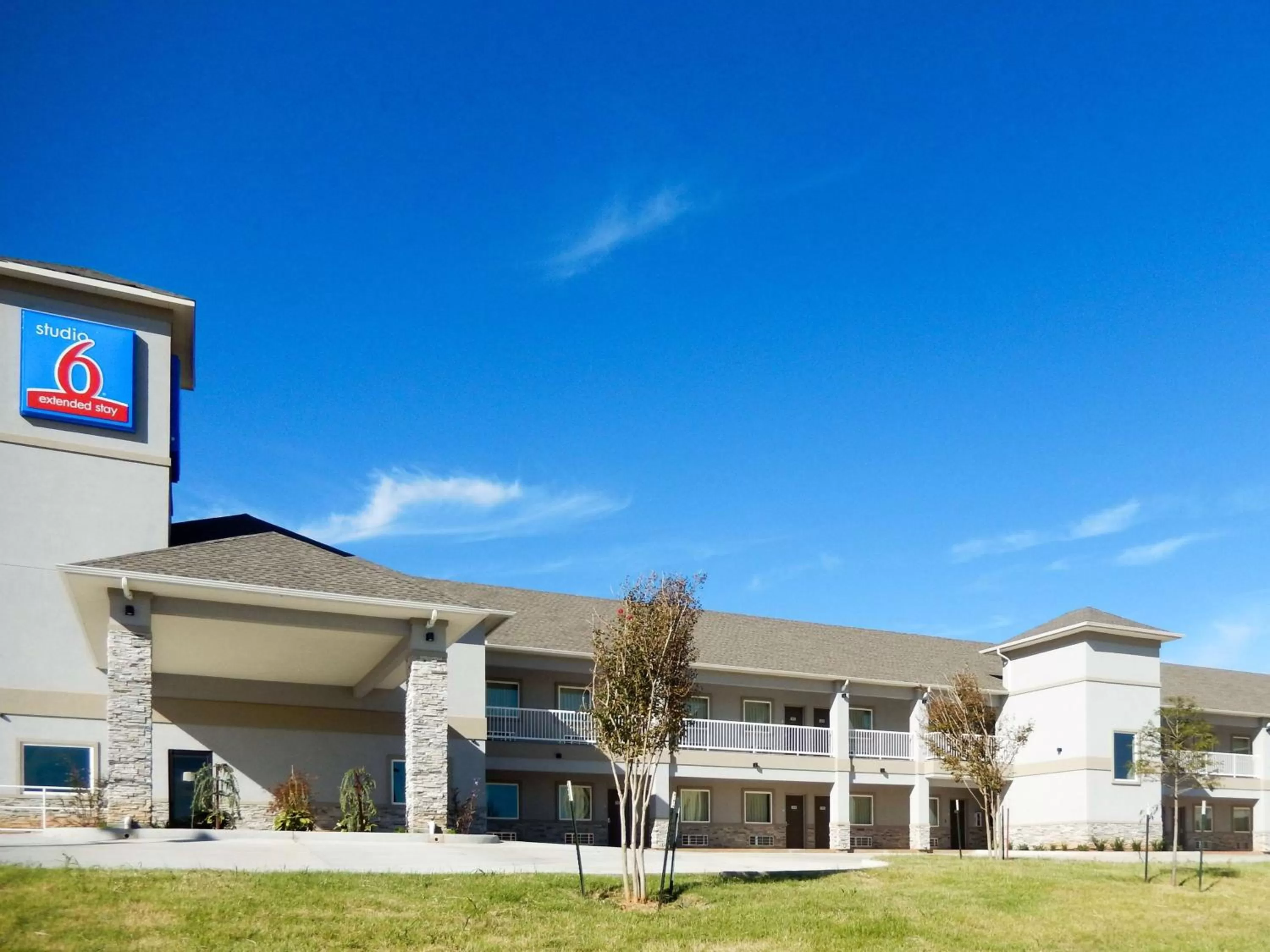 Property building in Studio 6-Yukon, OK