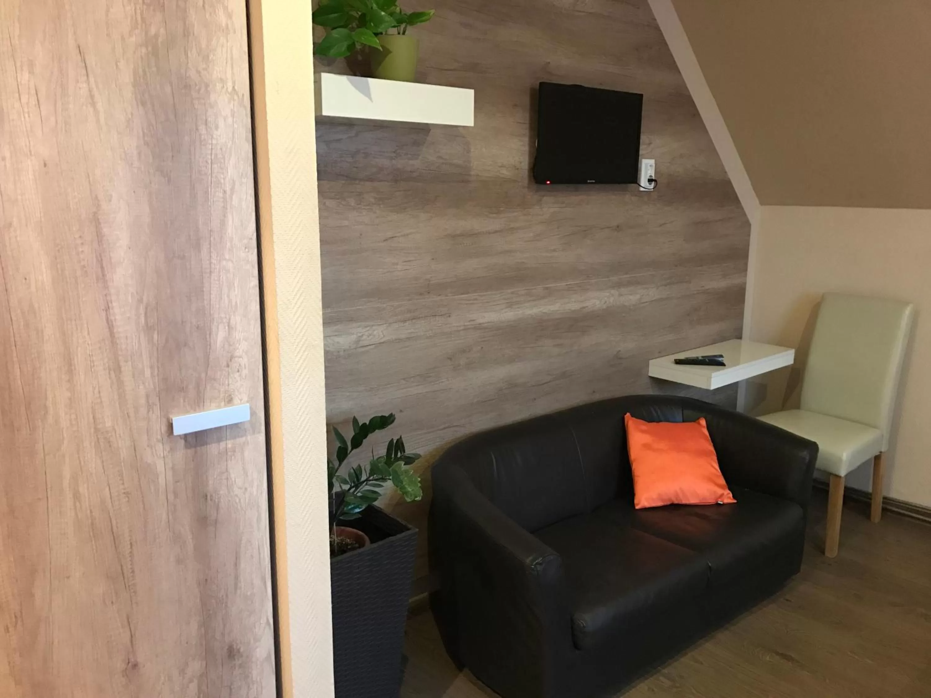 Seating area, TV/Entertainment Center in Abszolút Hotel és Panzió