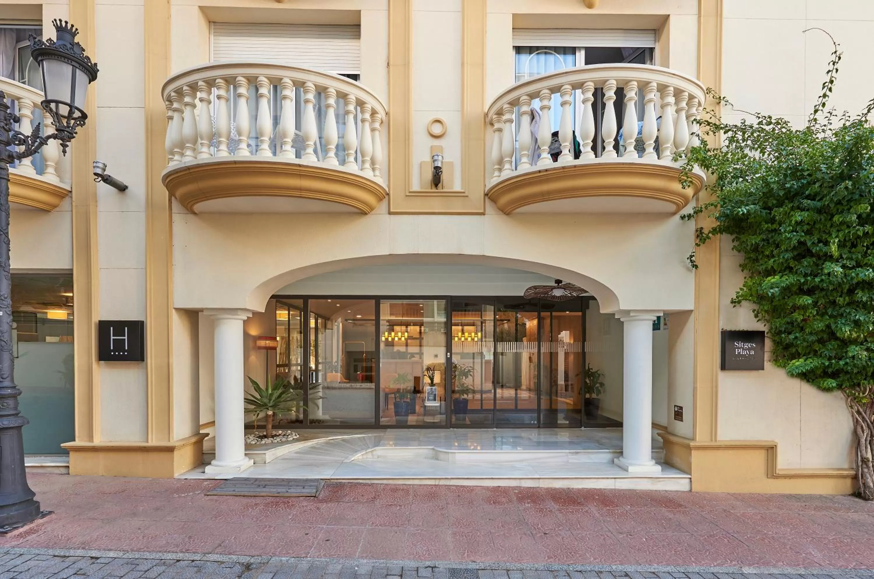 Facade/entrance in URH Sitges Playa