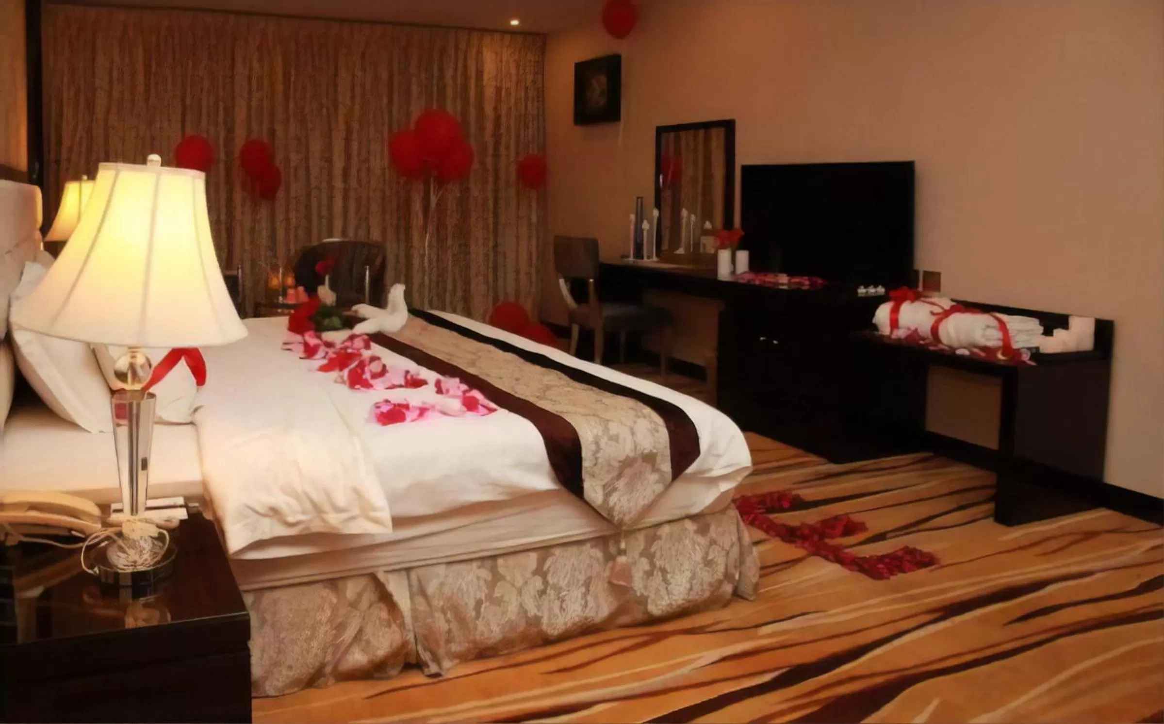 Bedroom, Bed in Garden Plaza Hotel