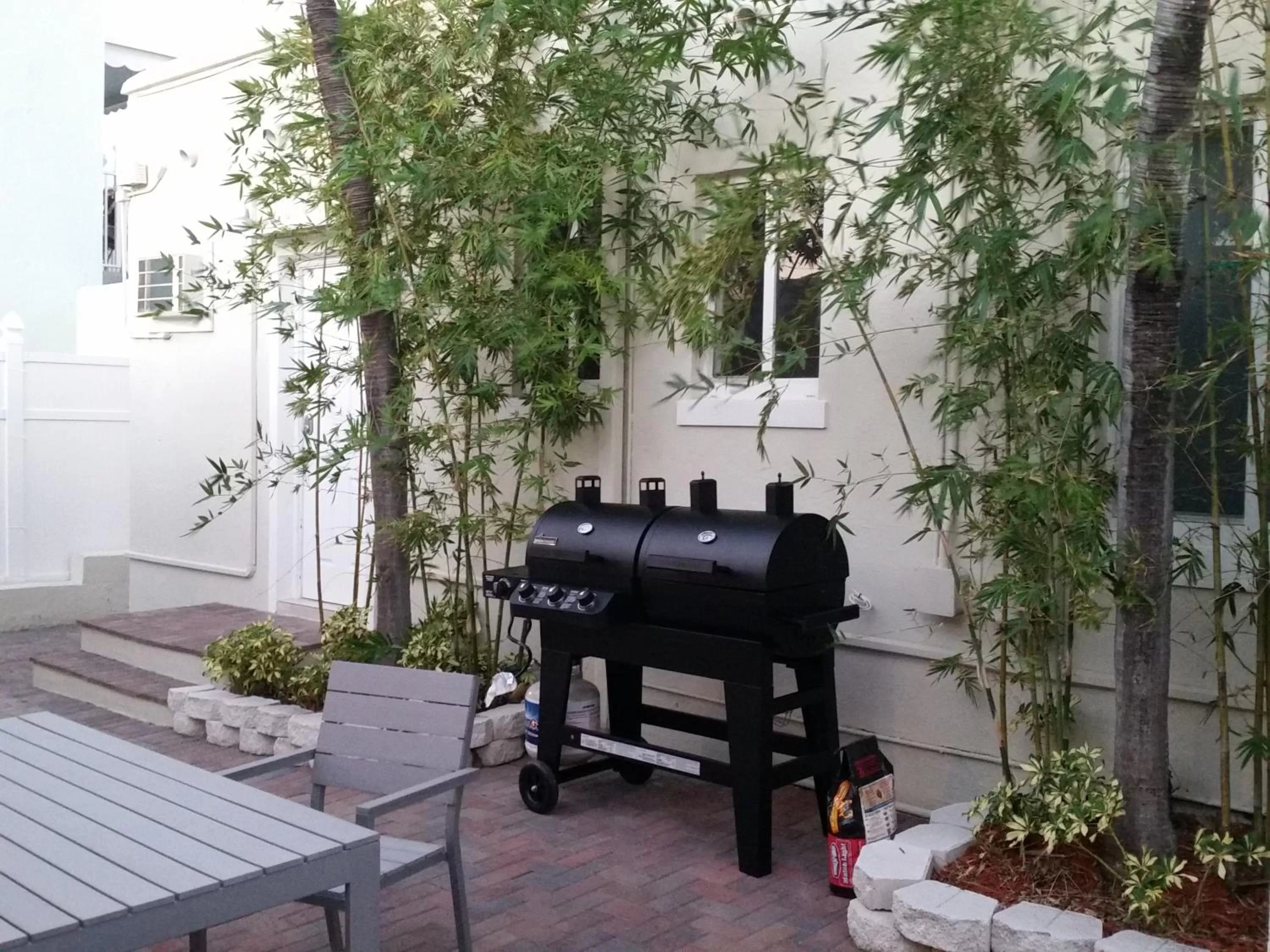 BBQ facilities in Hollywood Broadwalk Oceanside Hotel