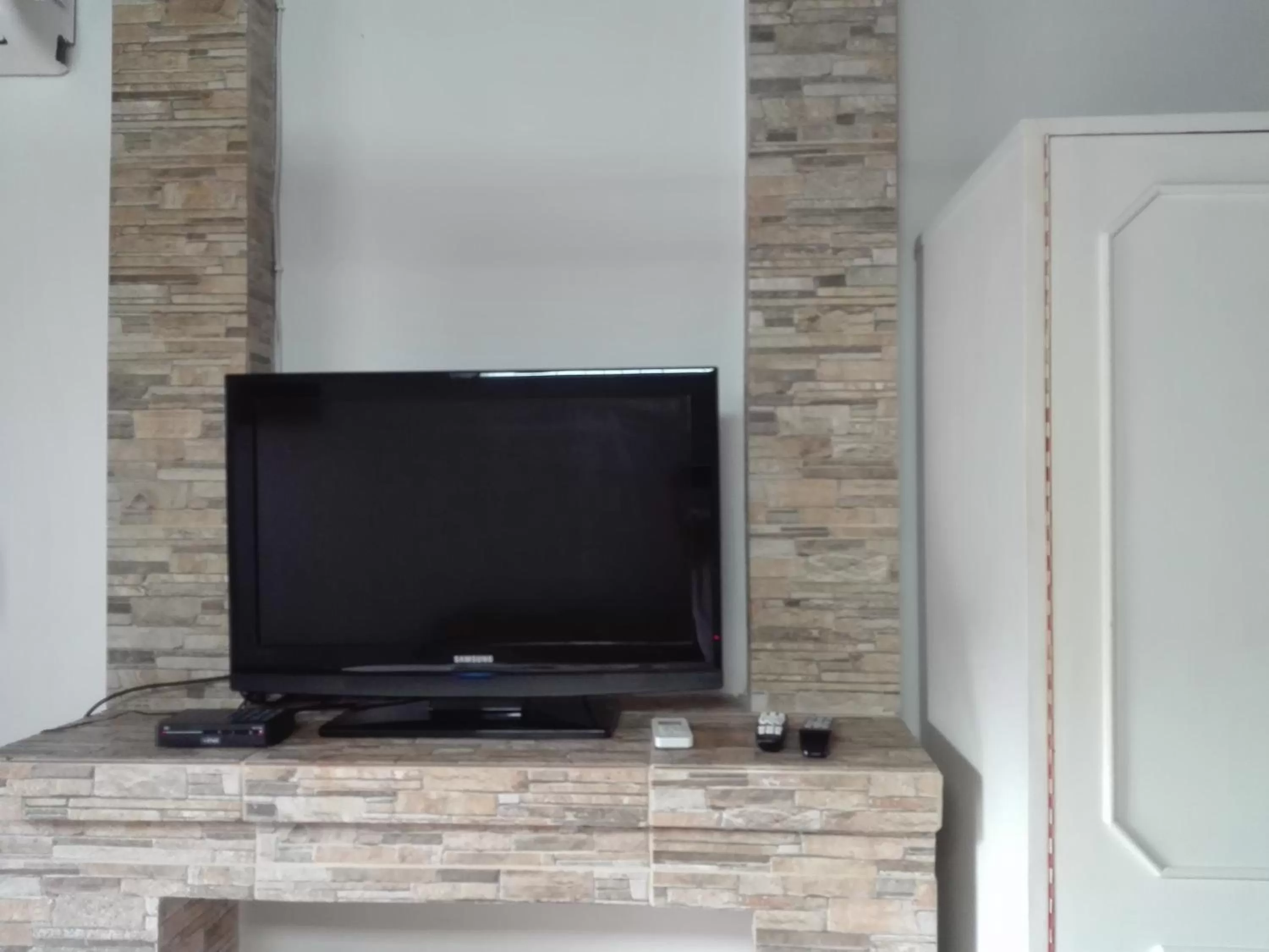 TV and multimedia, TV/Entertainment Center in Granados B&B