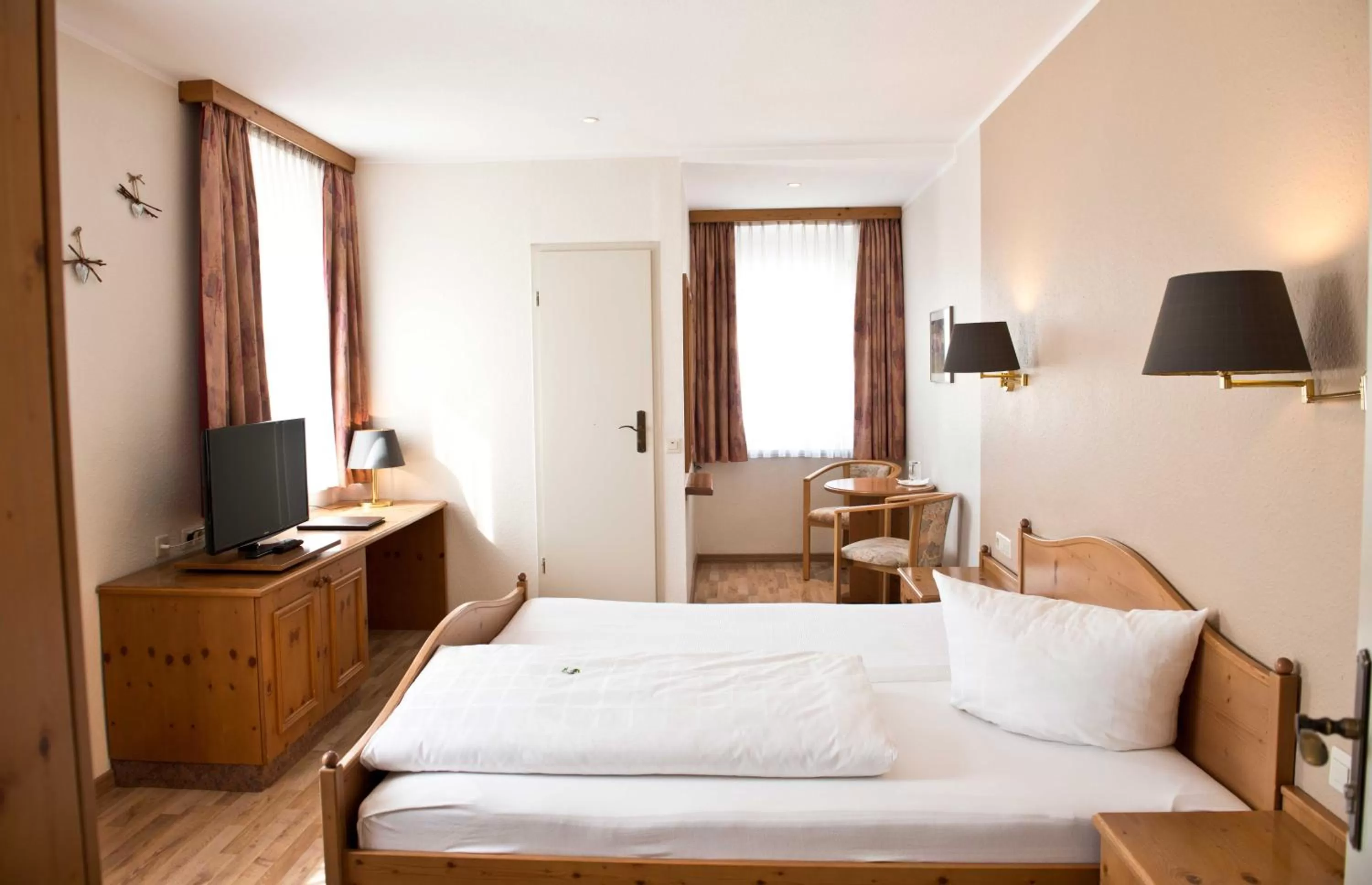 Photo of the whole room, Bed in Hotel Deutsches Haus Anno 1898