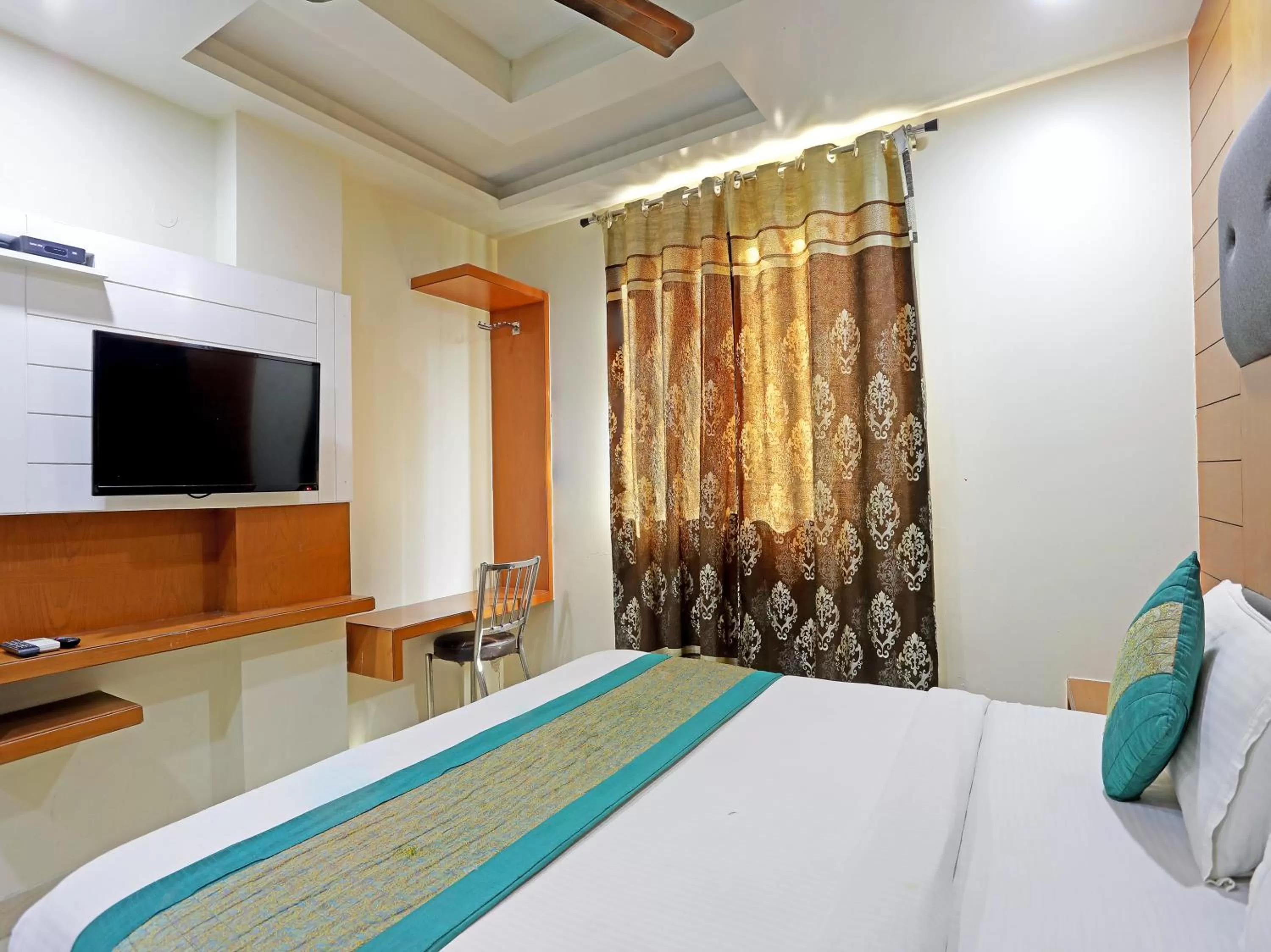 Bed in Hotel Tashkent Palace - Walk in from New Delhi Station & Metro Station