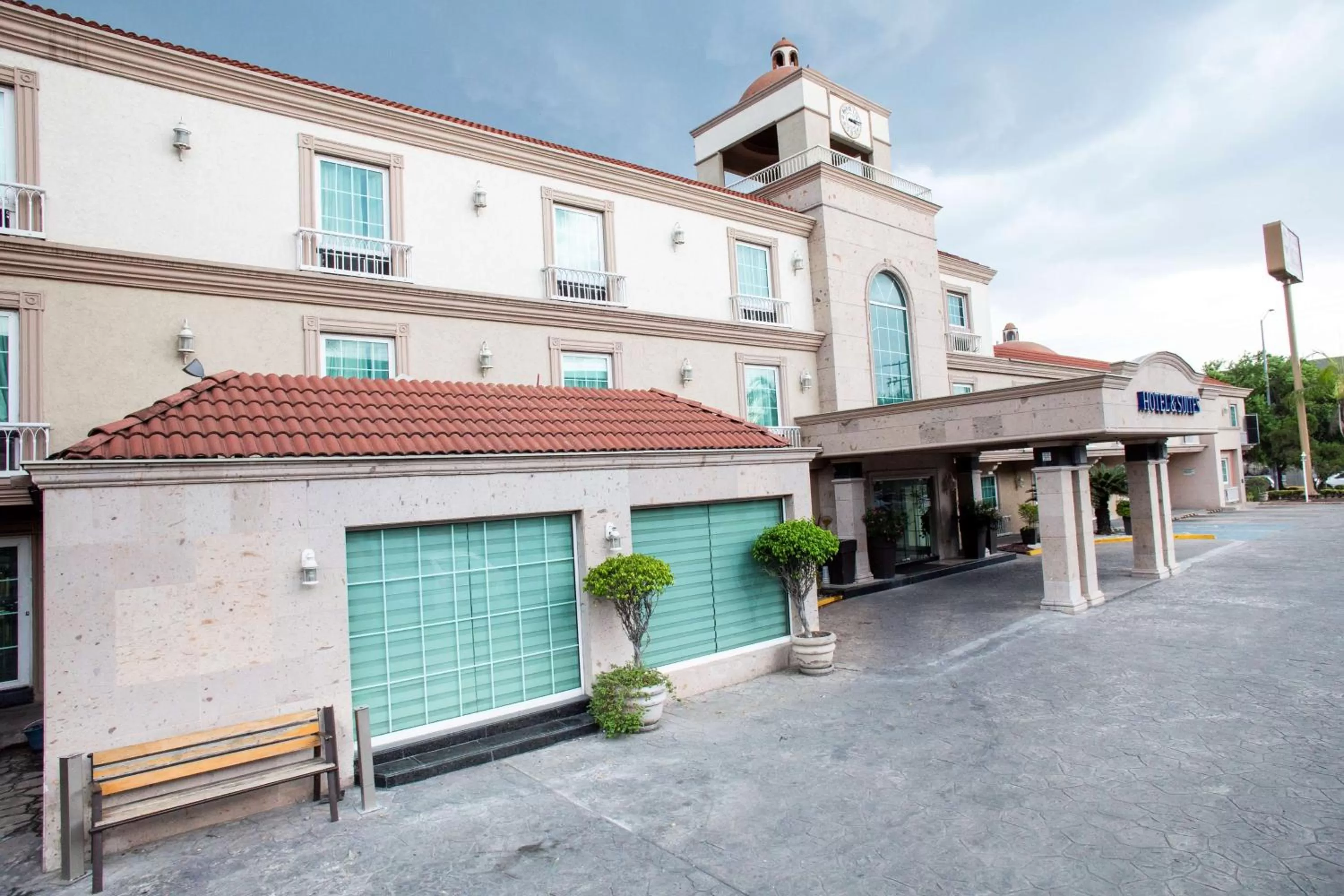Property building in Best Western PLUS Monterrey Colón