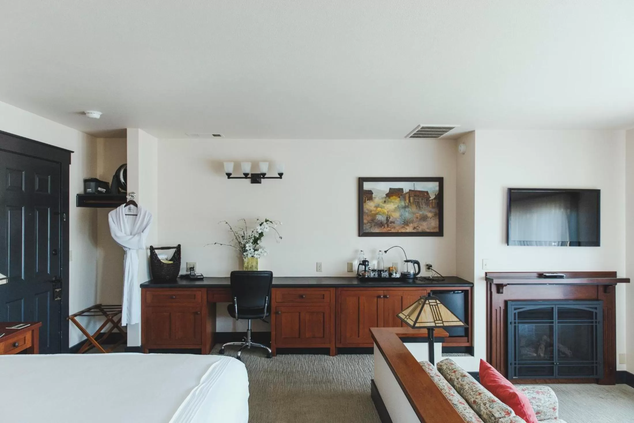 Seating area, Bed in Noyo Harbor Inn