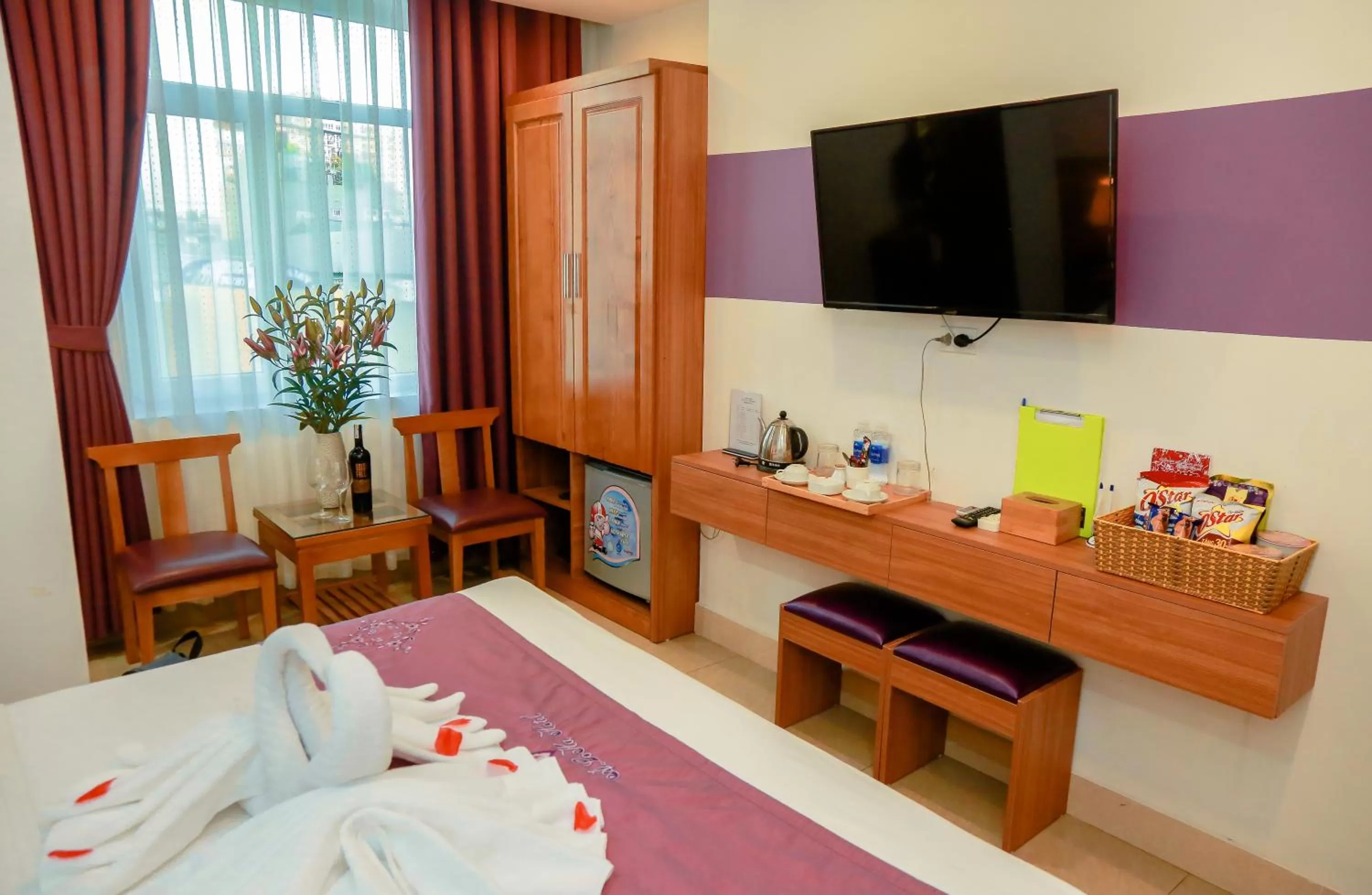 Communal lounge/ TV room, TV/Entertainment Center in Aloha Hotel