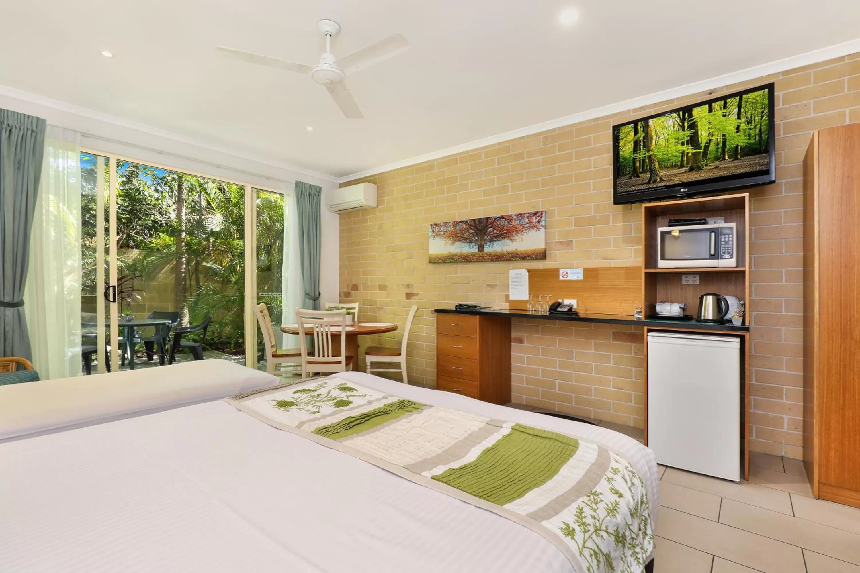 Patio, Bed in Caboolture Riverlakes Boutique Motel