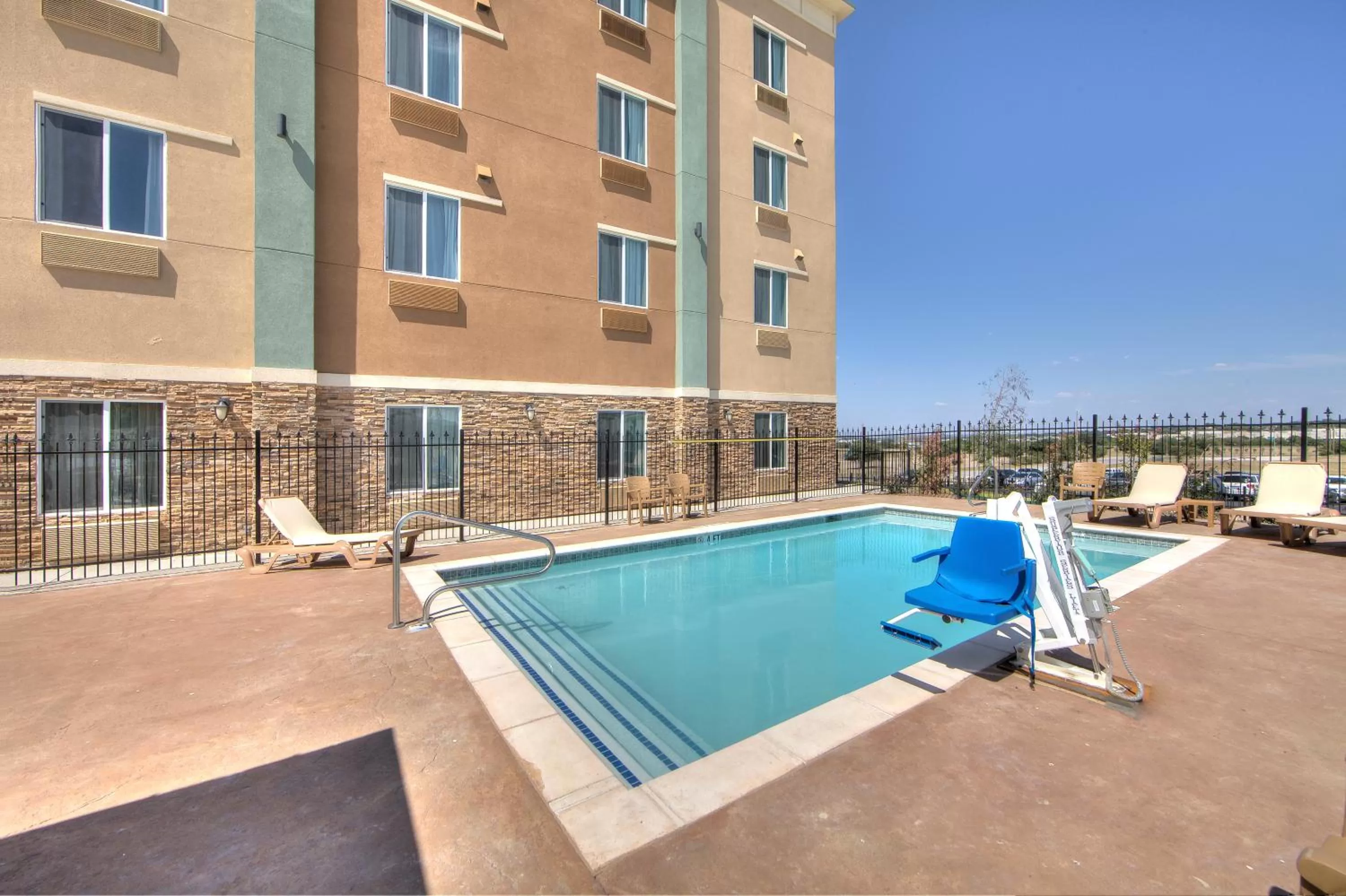 Swimming pool in Comfort Inn & Suites Fort Worth West I-30 NAS JRB