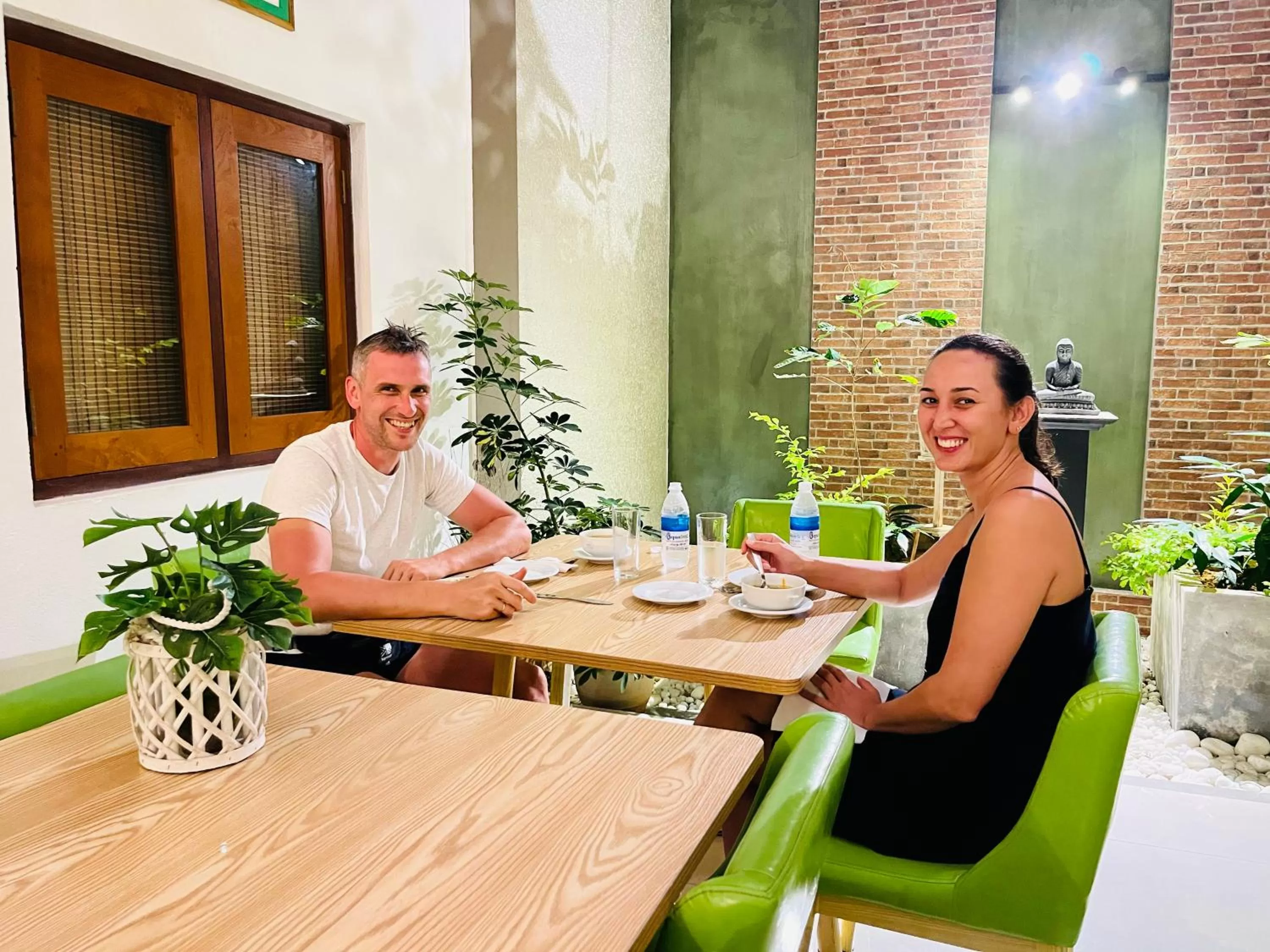 Restaurant/places to eat in J leaf Hotel by Blue Bird