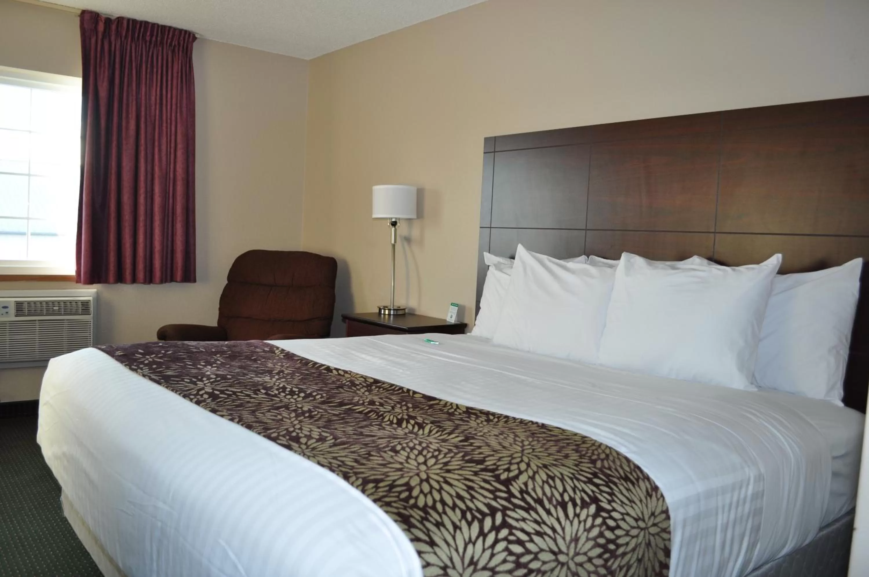 King Room in Boarders Inn & Suites by Cobblestone Hotels - Broken Bow
