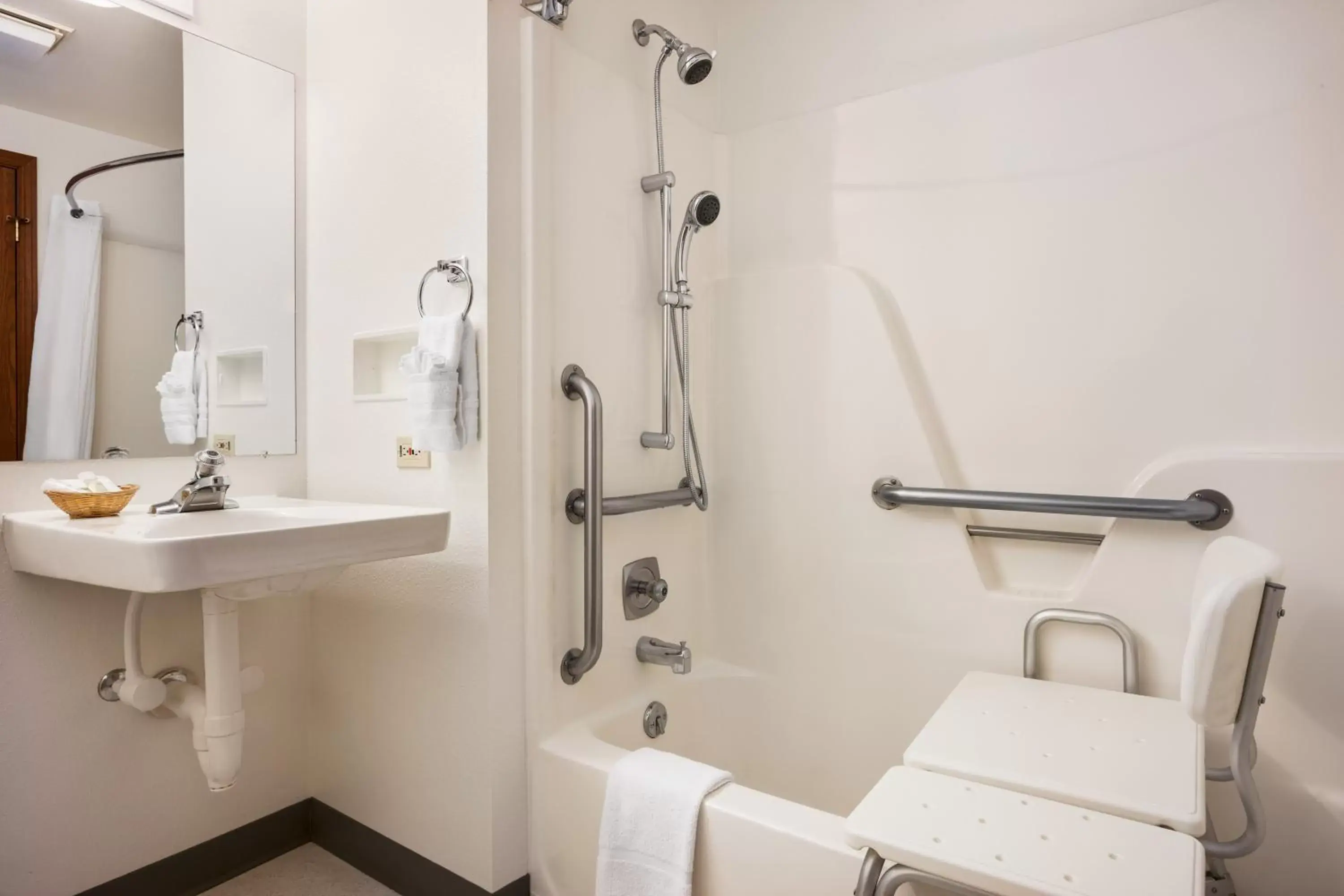 Queen Room - Disability Access/Non-Smoking in Super 8 by Wyndham Cody Queen Room - Disability Access/Non-Smoking in Super 8 by Wyndham Cody