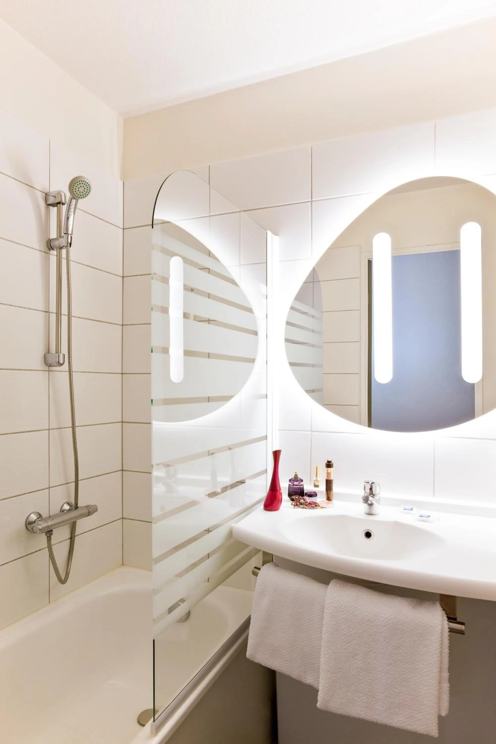 Bathroom in ibis budget Grigny Centre