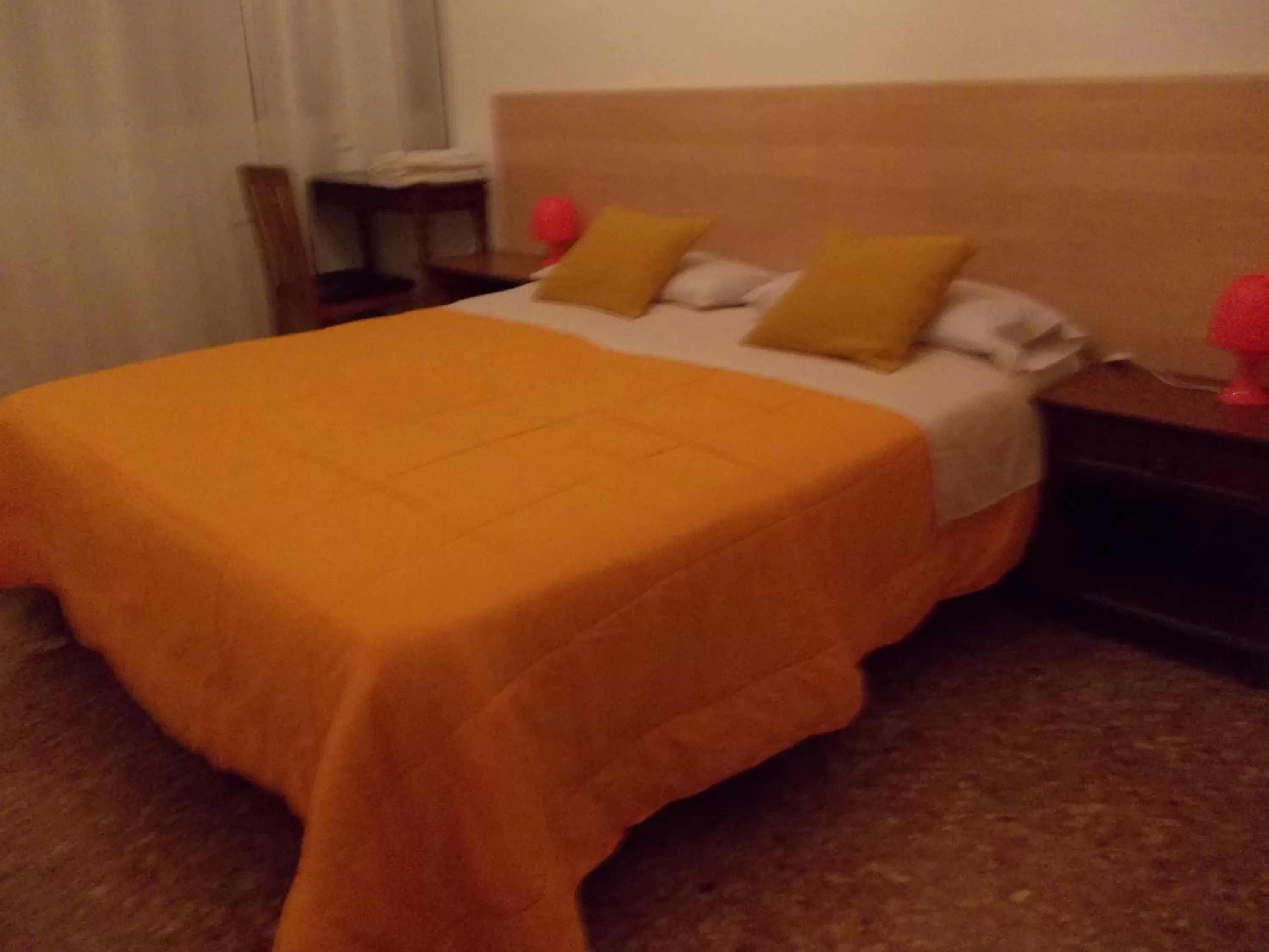 Photo of the whole room, Bed in Travellers Lodge Bed & Rooms