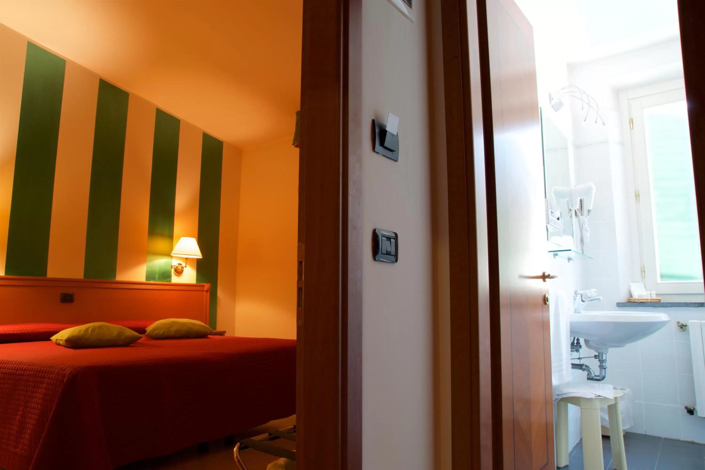 Shower, Bed in Hotel La Luna