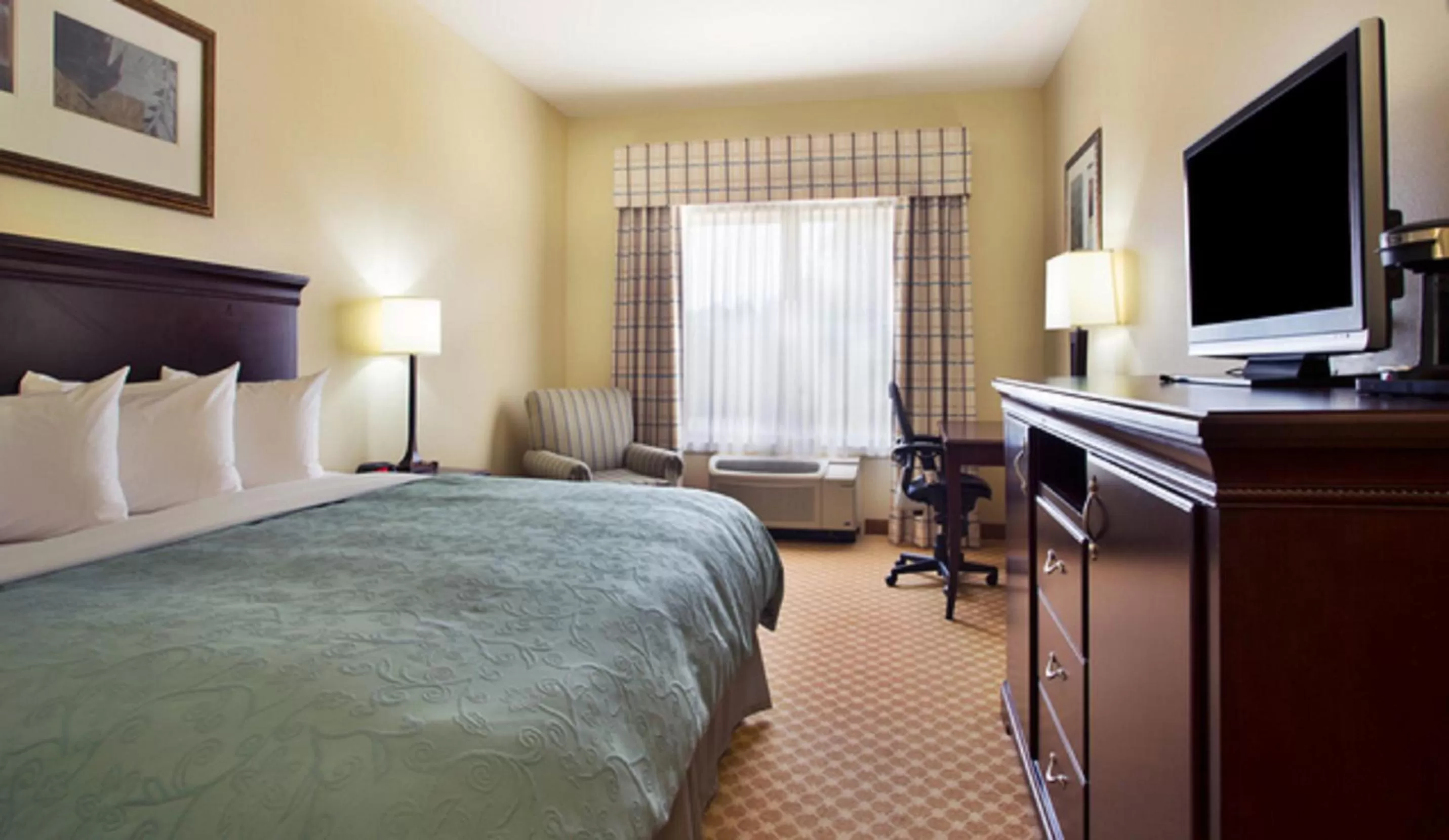 Day, Bed in Country Inn & Suites by Radisson, Pineville, LA
