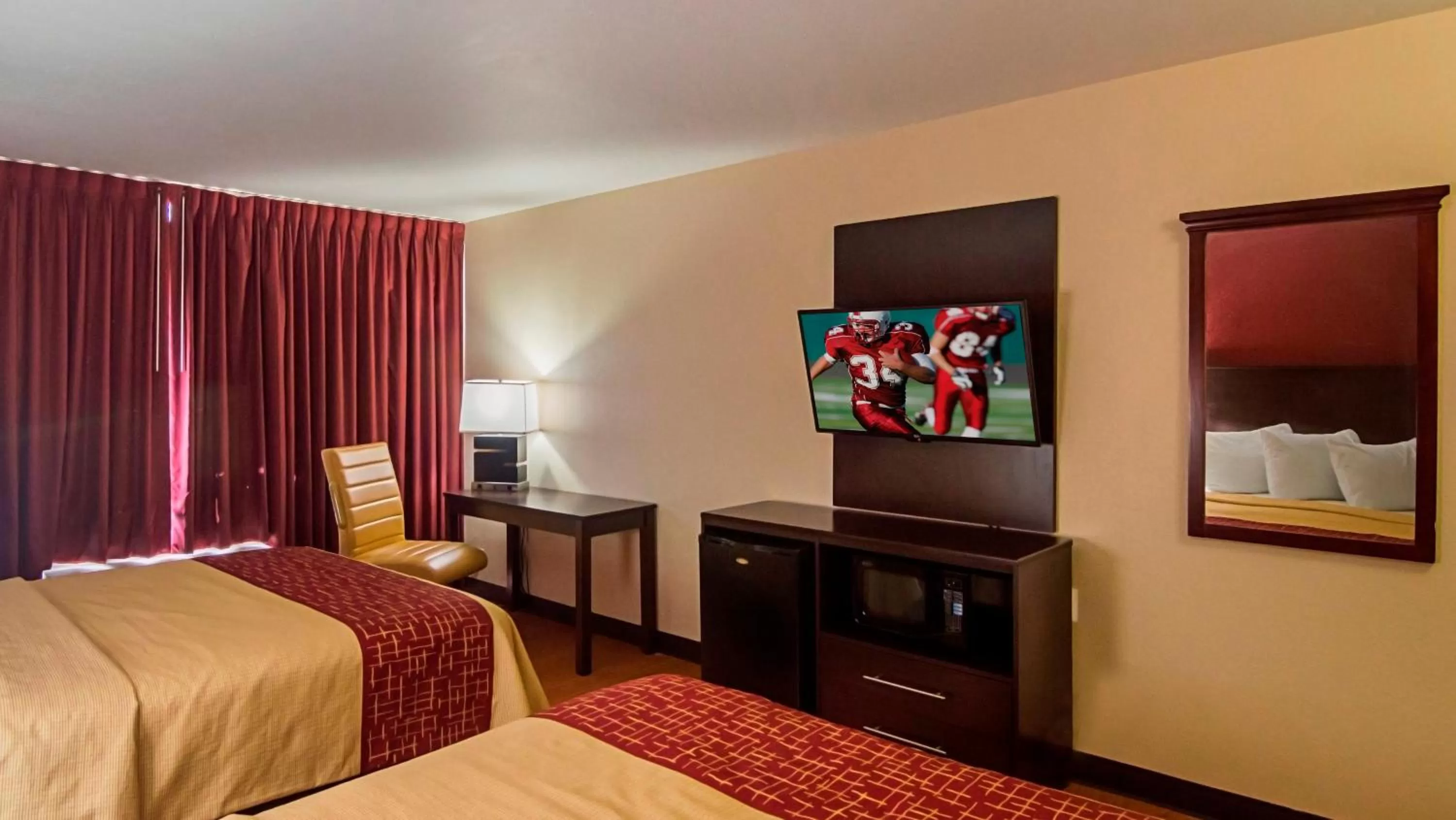 Photo of the whole room, Bed in Red Roof Inn Lubbock