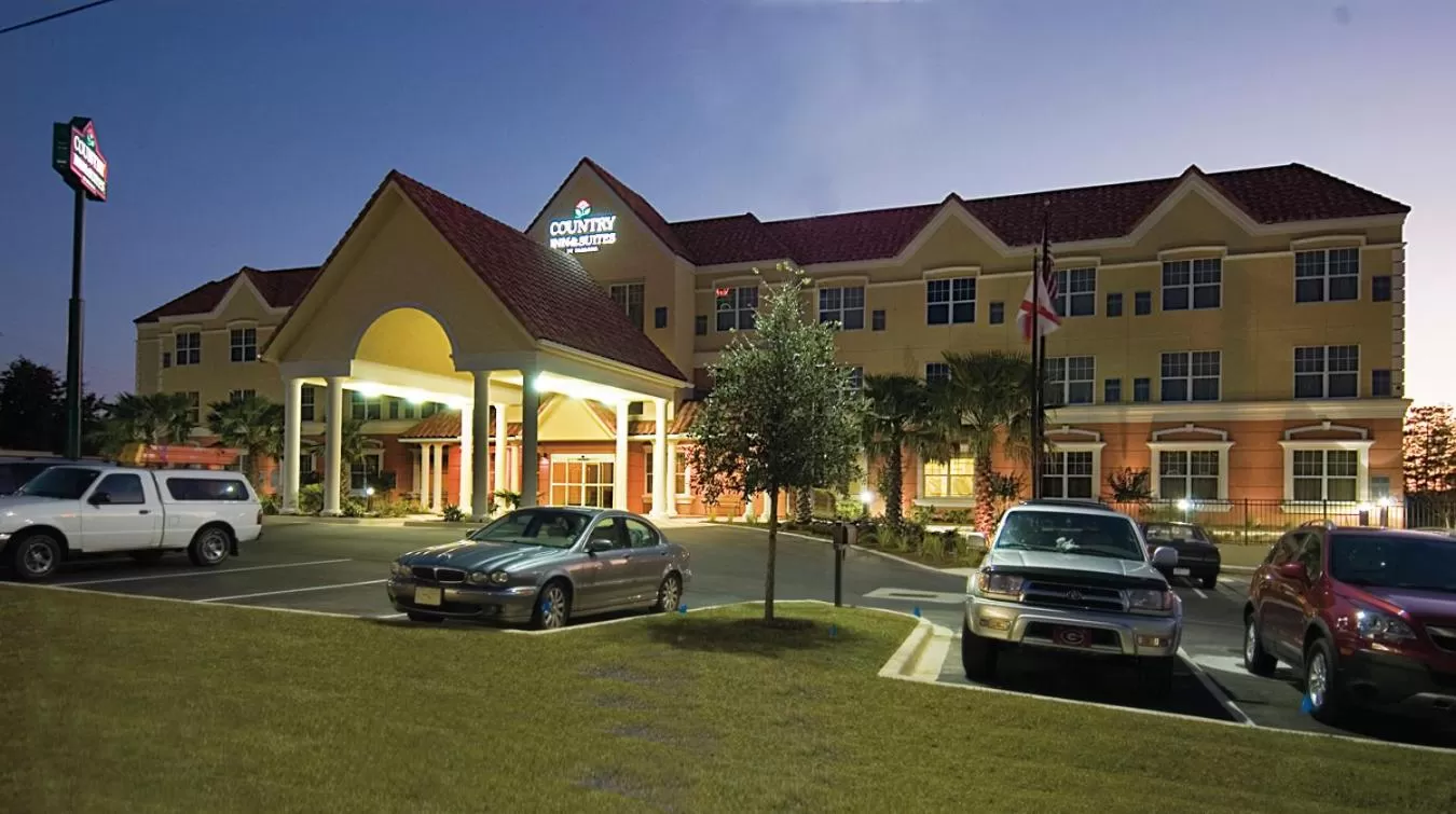 Facade/entrance in Country Inn & Suites by Radisson, Crestview, FL