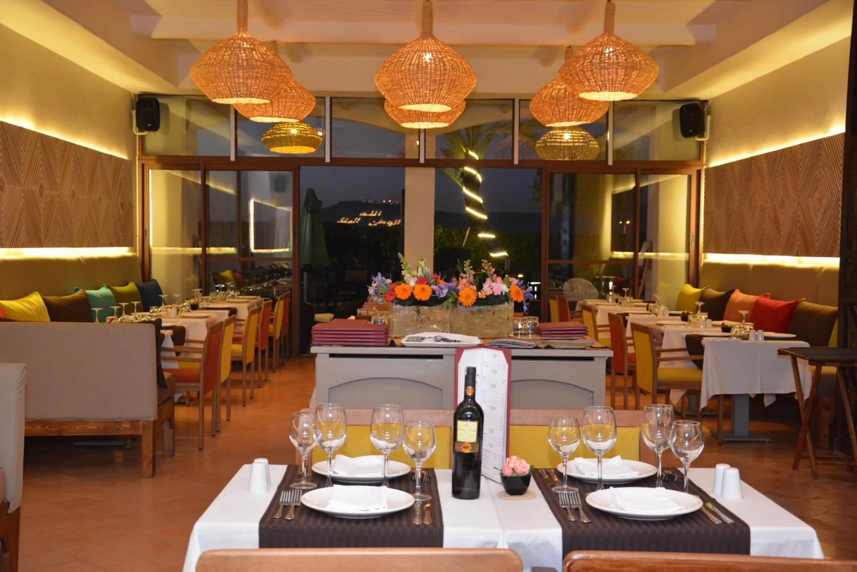 Restaurant/places to eat in Borjs Hotel Suites & Spa