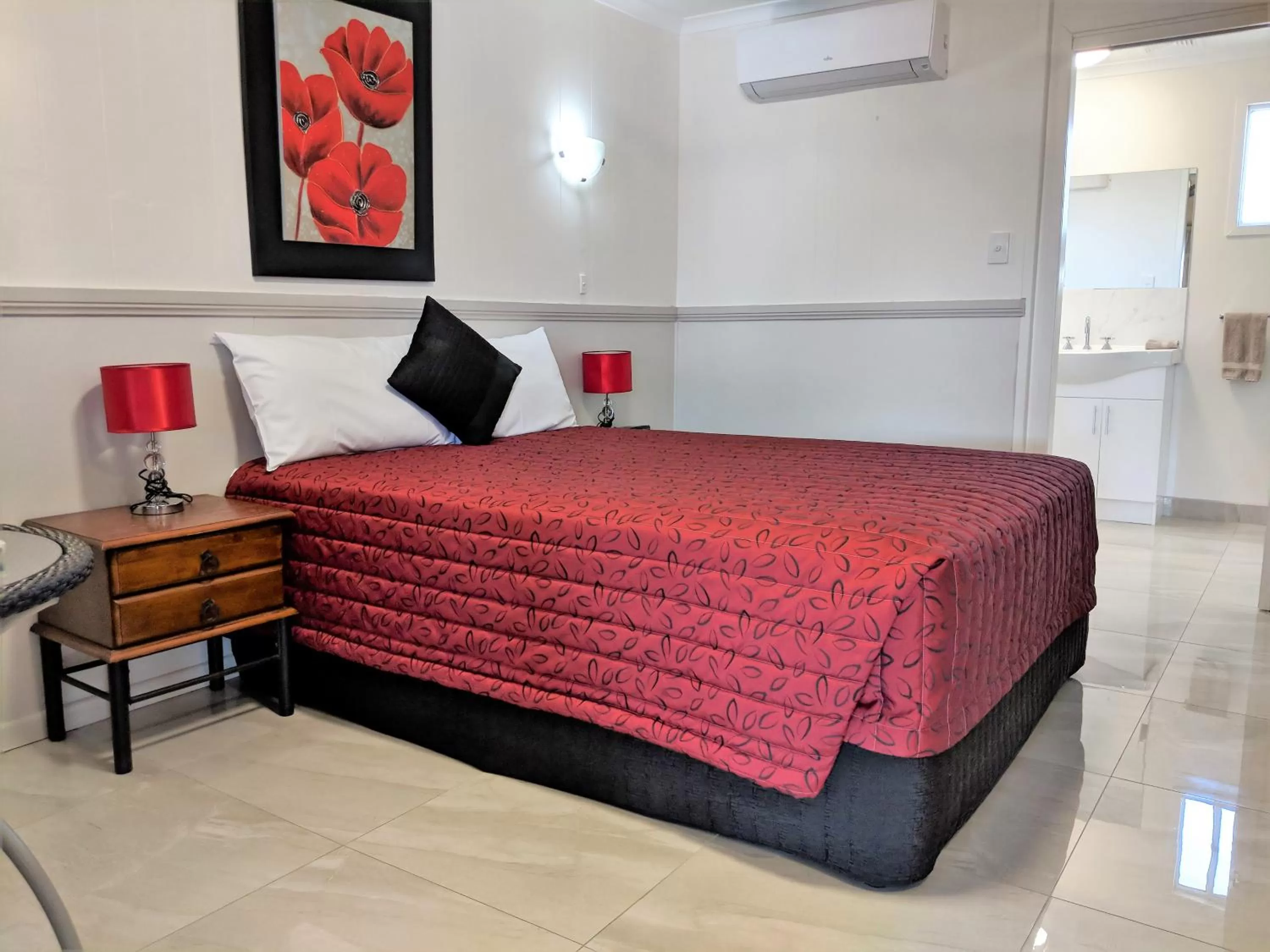 Bathroom, Bed in Miners Lodge Motor Inn
