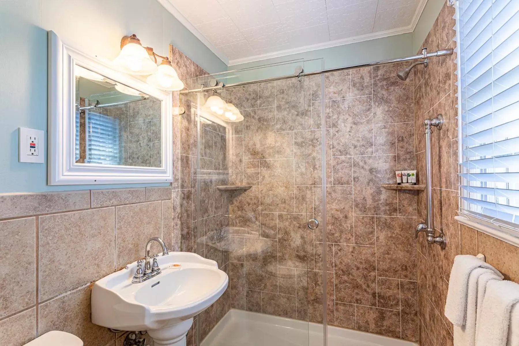 King Room in Island Guesthouse and Motel OBX King Room in Island Guesthouse and Motel OBX