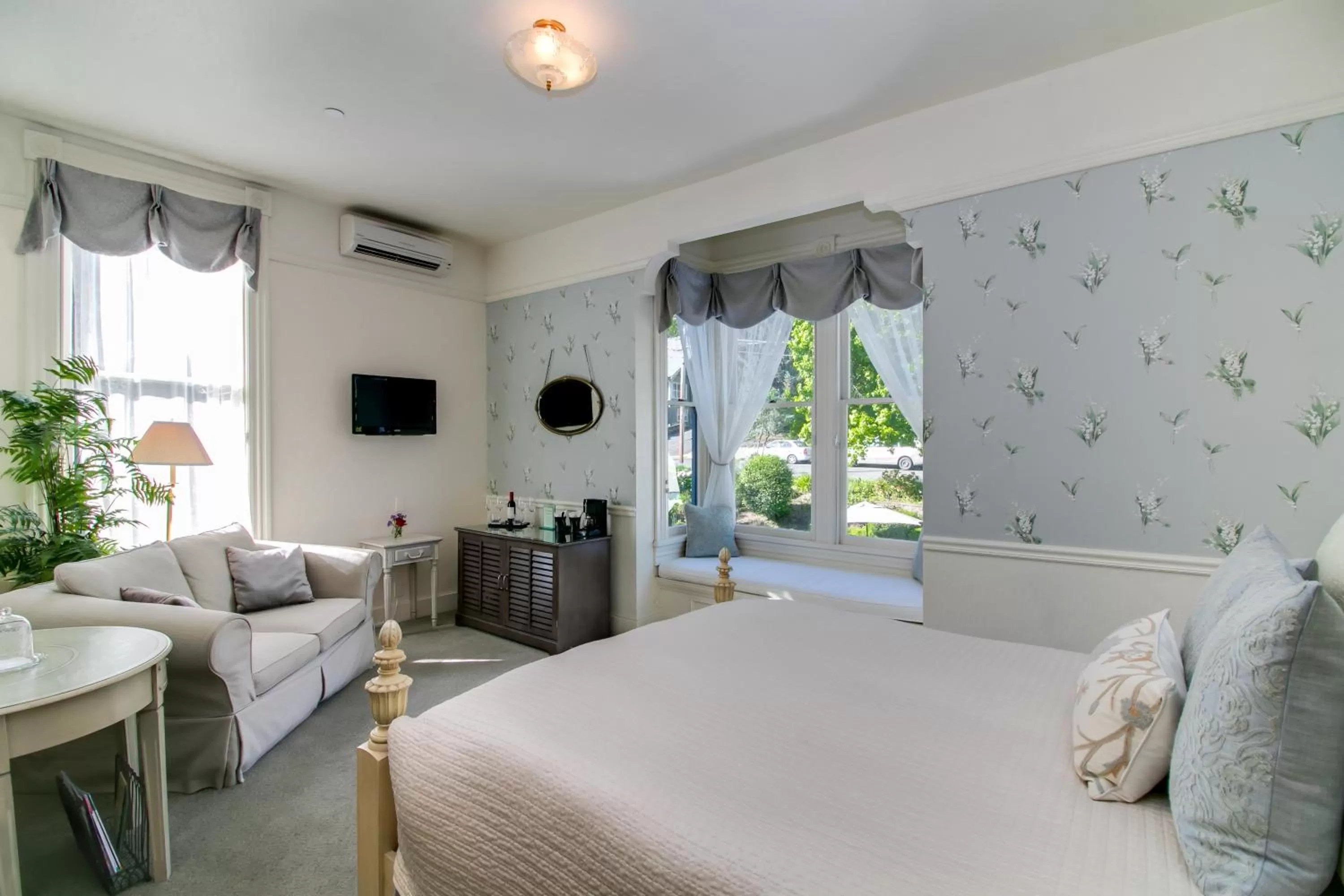 Bed in Winchester Inn