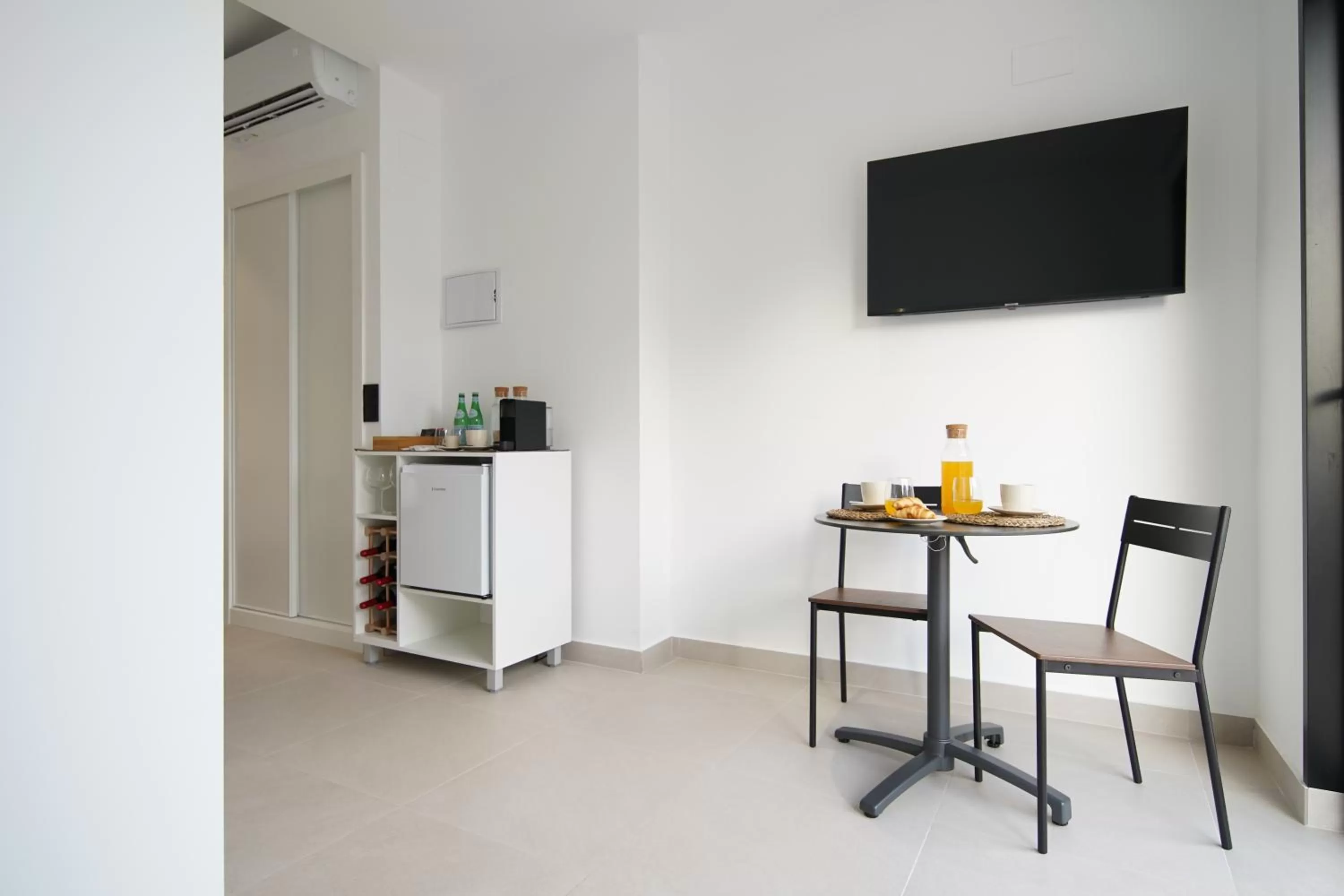 TV and multimedia in BET Apartments - Suites Puerto Valencia