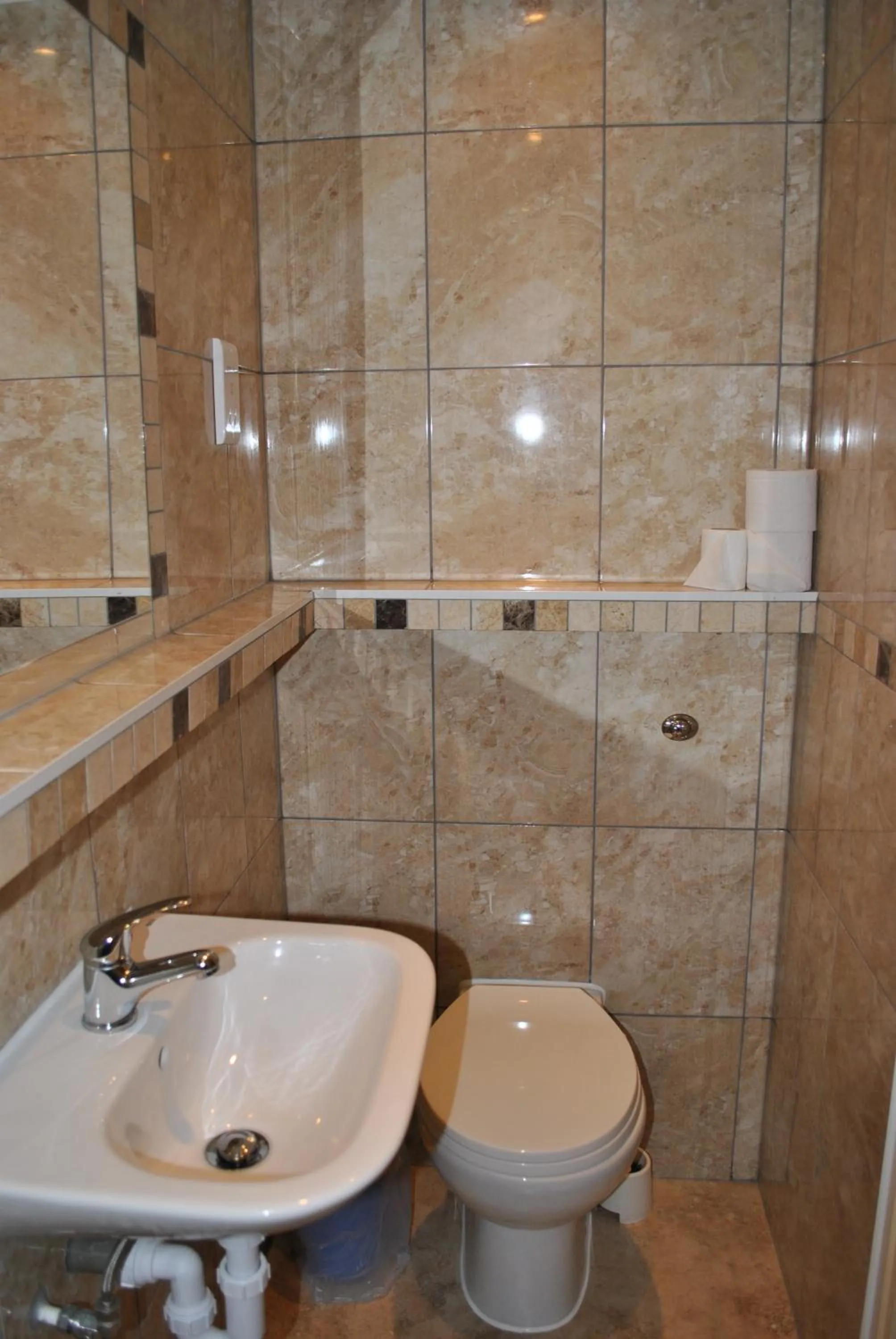 Bathroom in Carlton Hotel