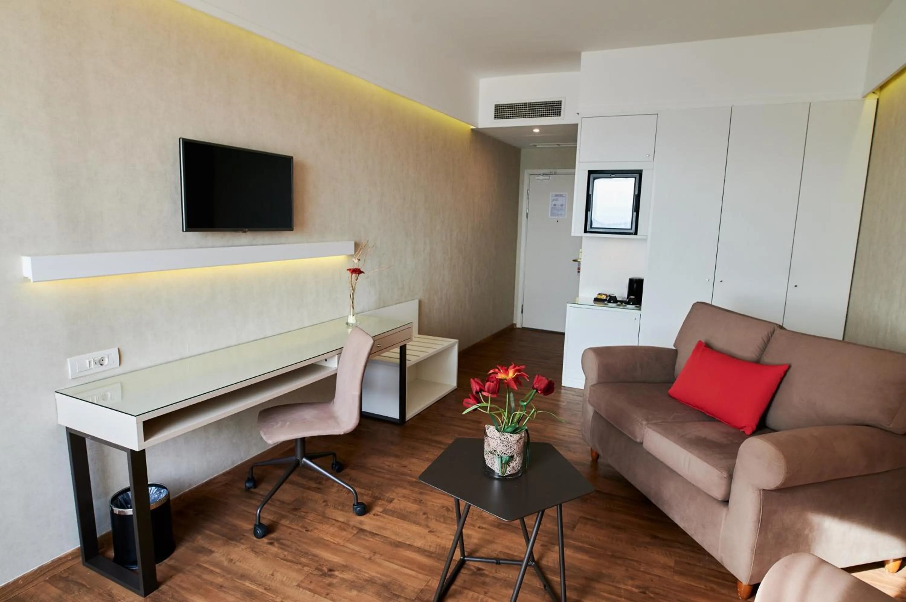 Seating area in Ramada Plaza by Wyndham Thraki