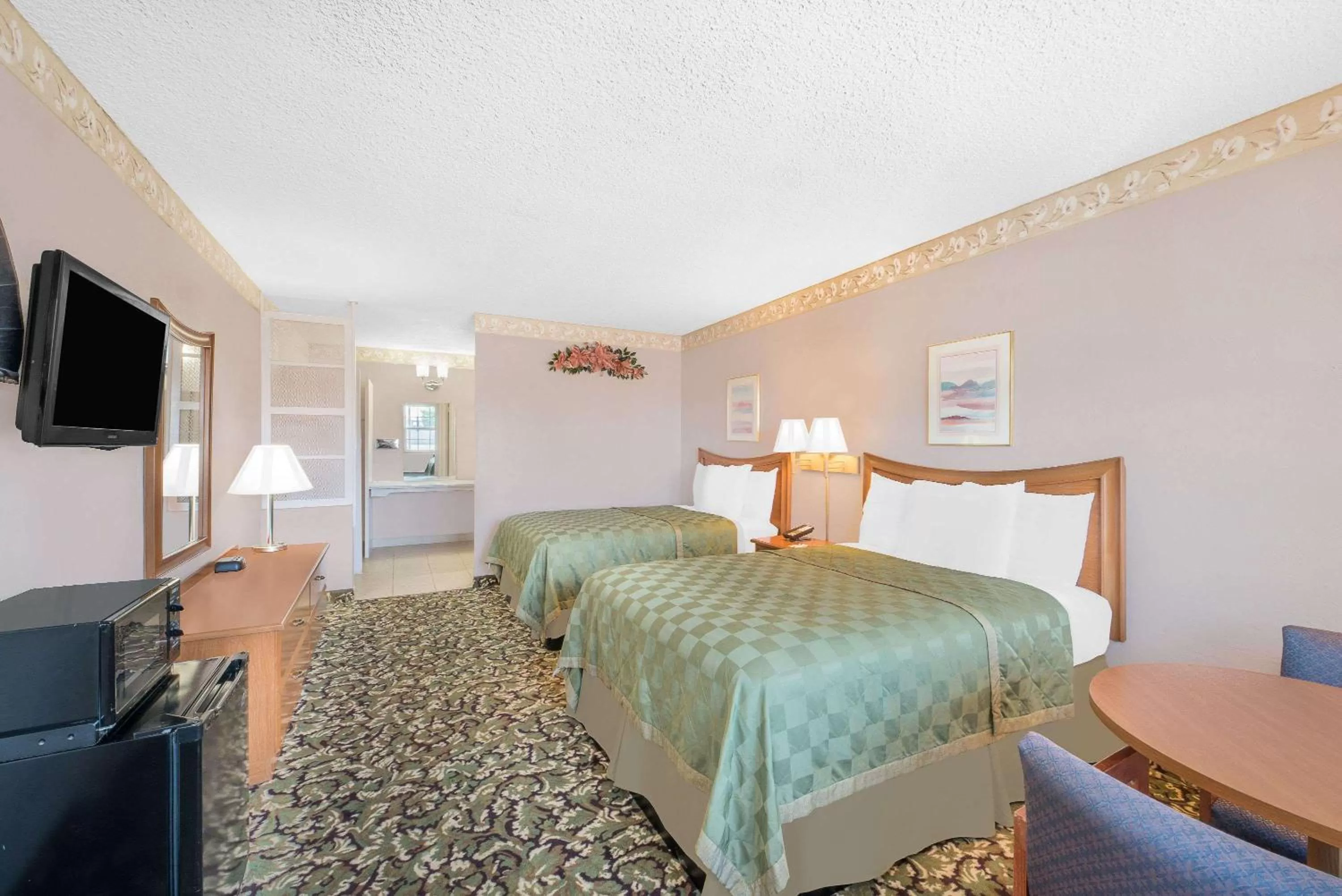 Photo of the whole room, Bed in Knights Inn & Suites by Sonesta Pecos