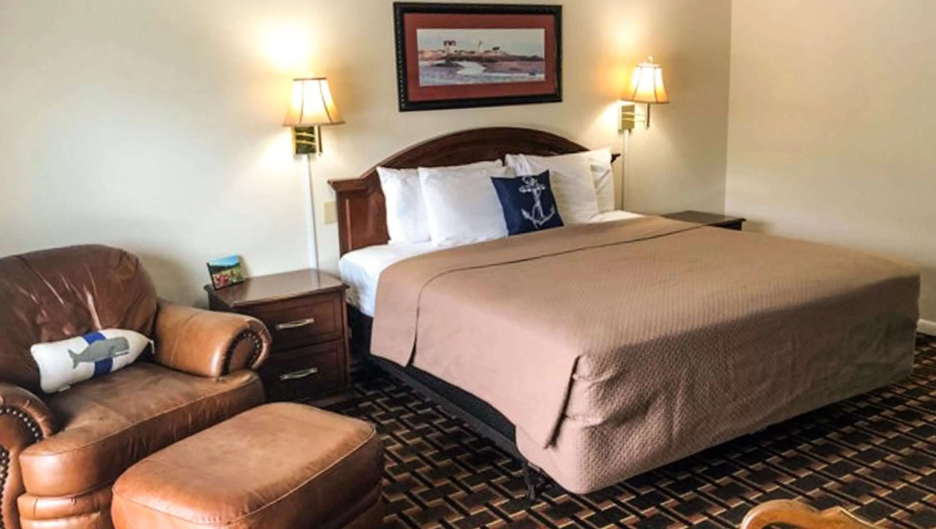 Photo of the whole room, Bed in Colonial Inn Ellsworth