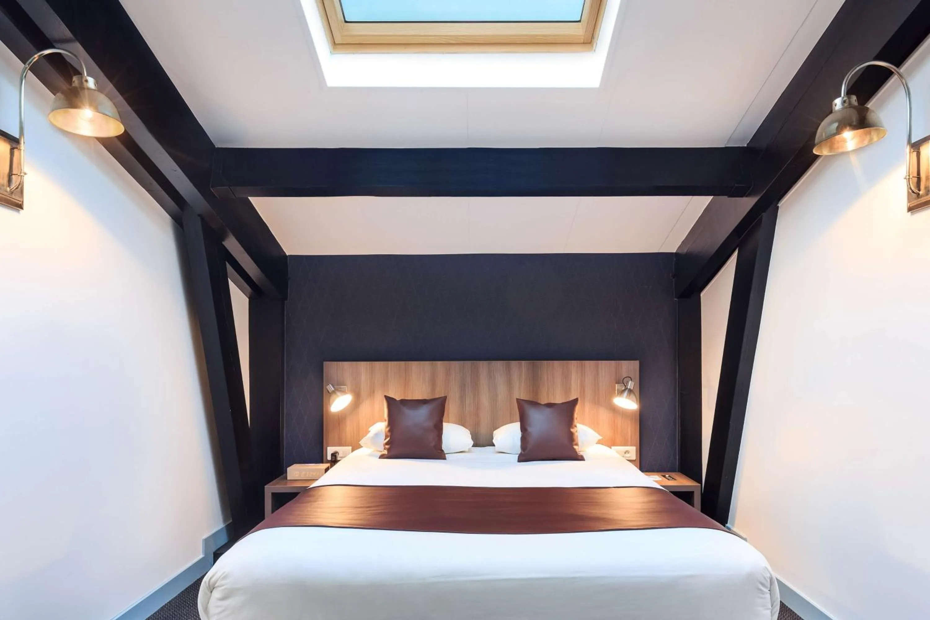 Photo of the whole room, Bed in Hôtel Innes by HappyCulture