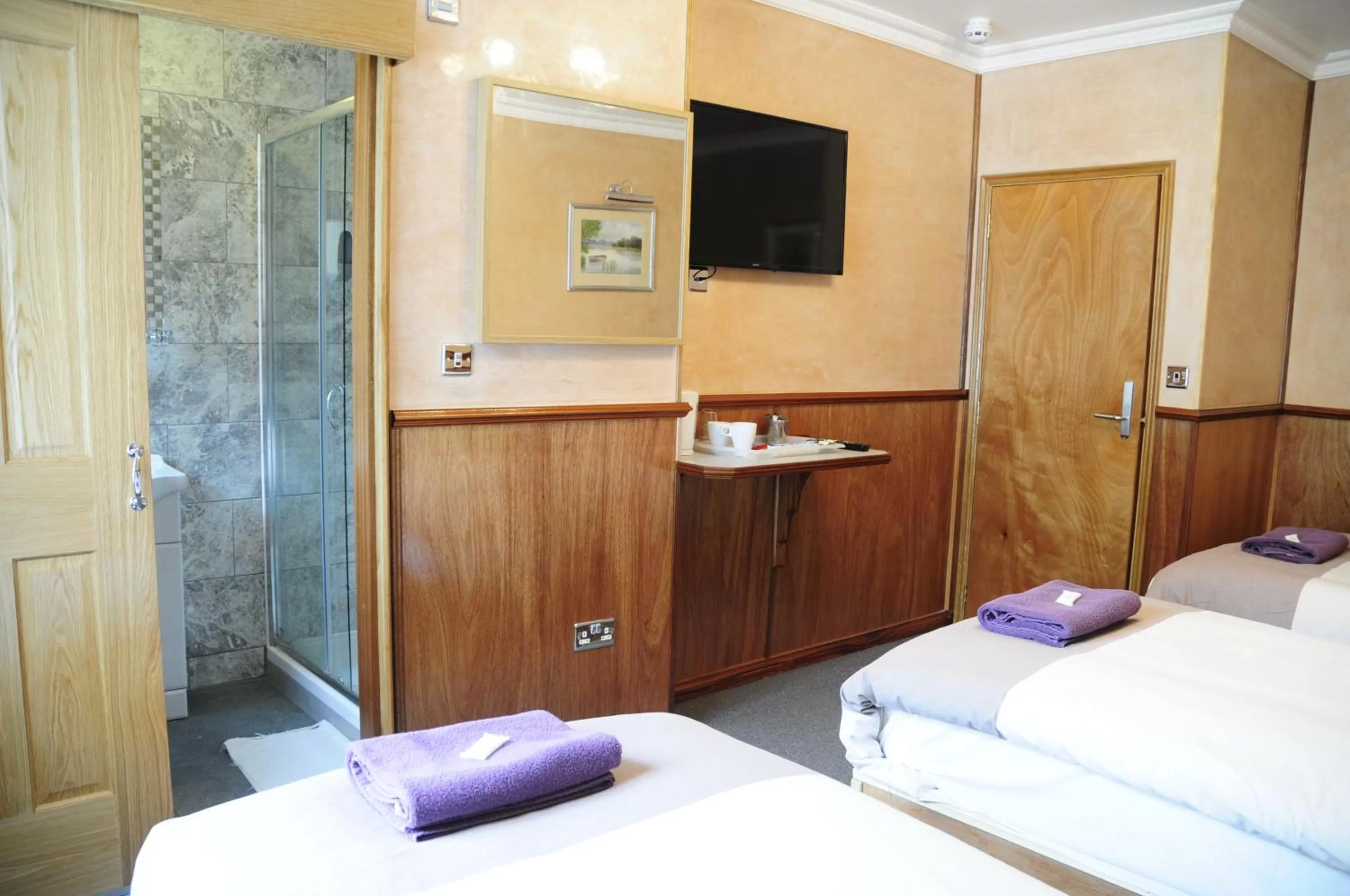 Bed in Cricklewood Lodge Hotel