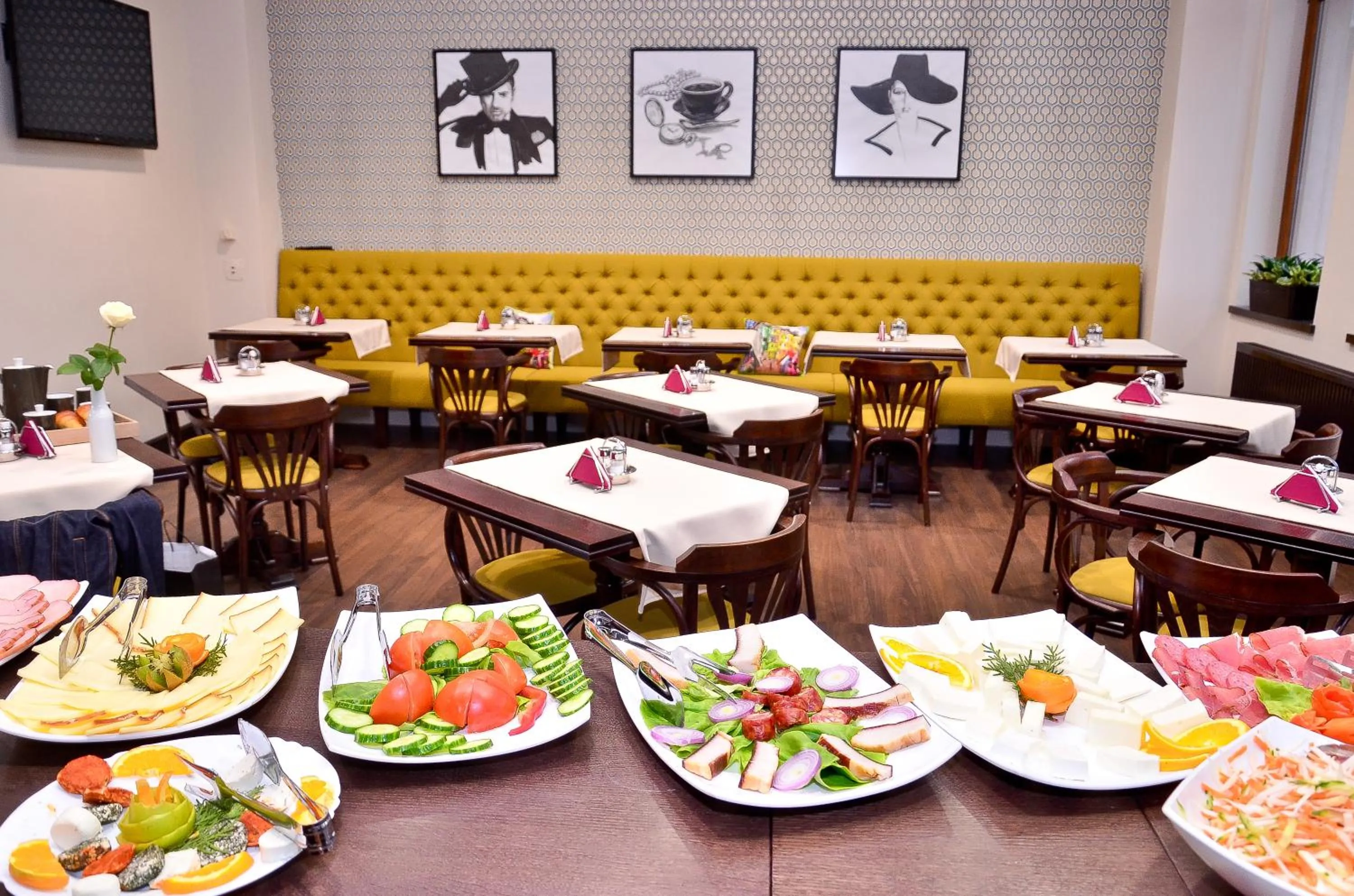 Restaurant/places to eat in Hotel Capitolina City Chic