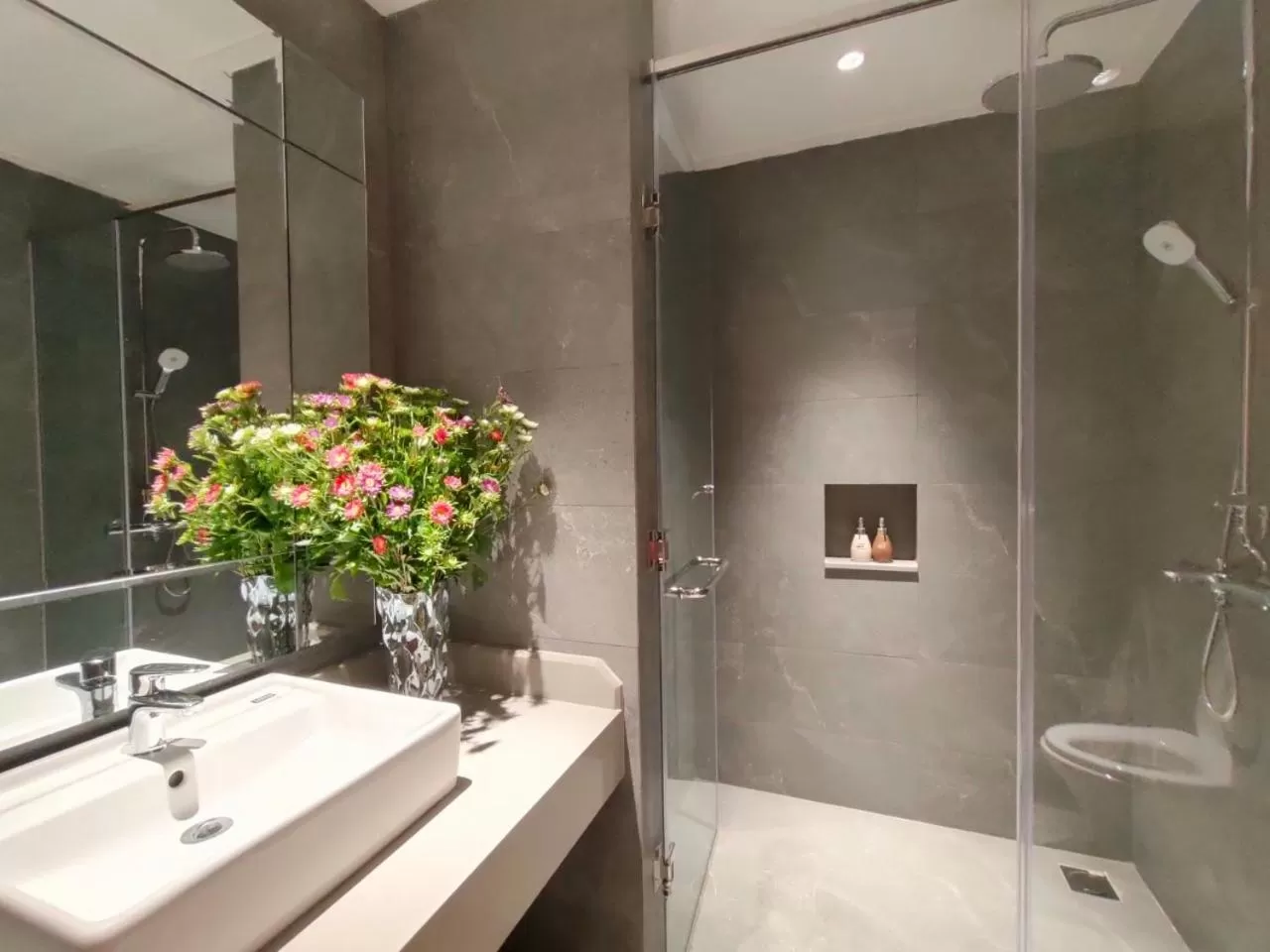 Hồng Gia Tuệ Lake View