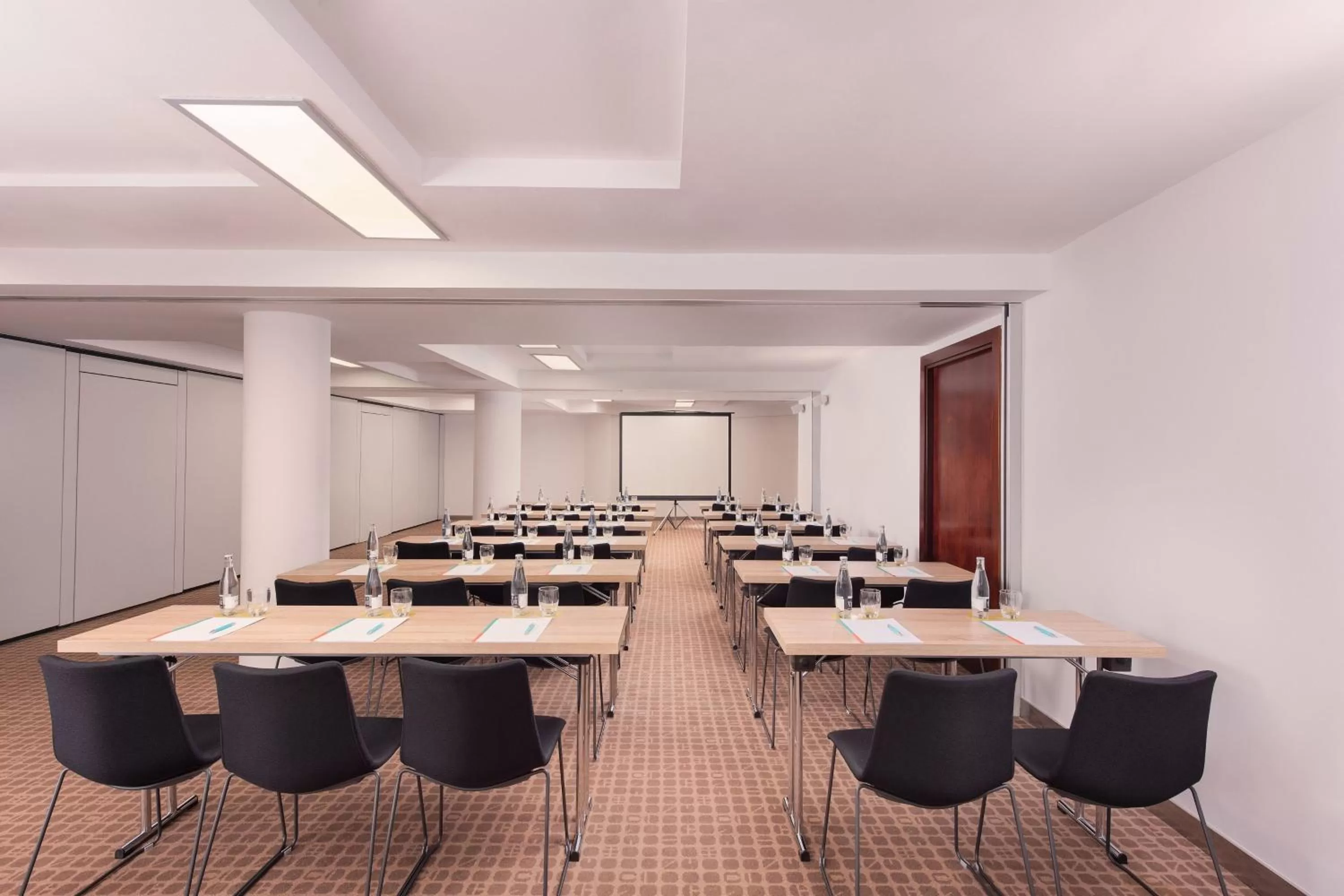 Meeting/conference room in Le Meridien Barcelona
