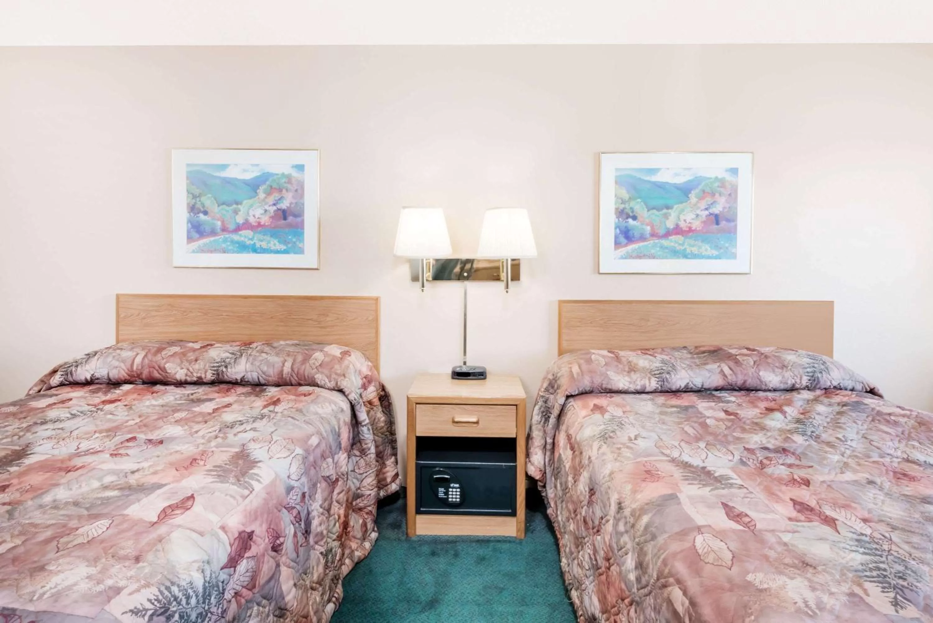 Photo of the whole room, Bed in Super 8 by Wyndham Belle Fourche SD