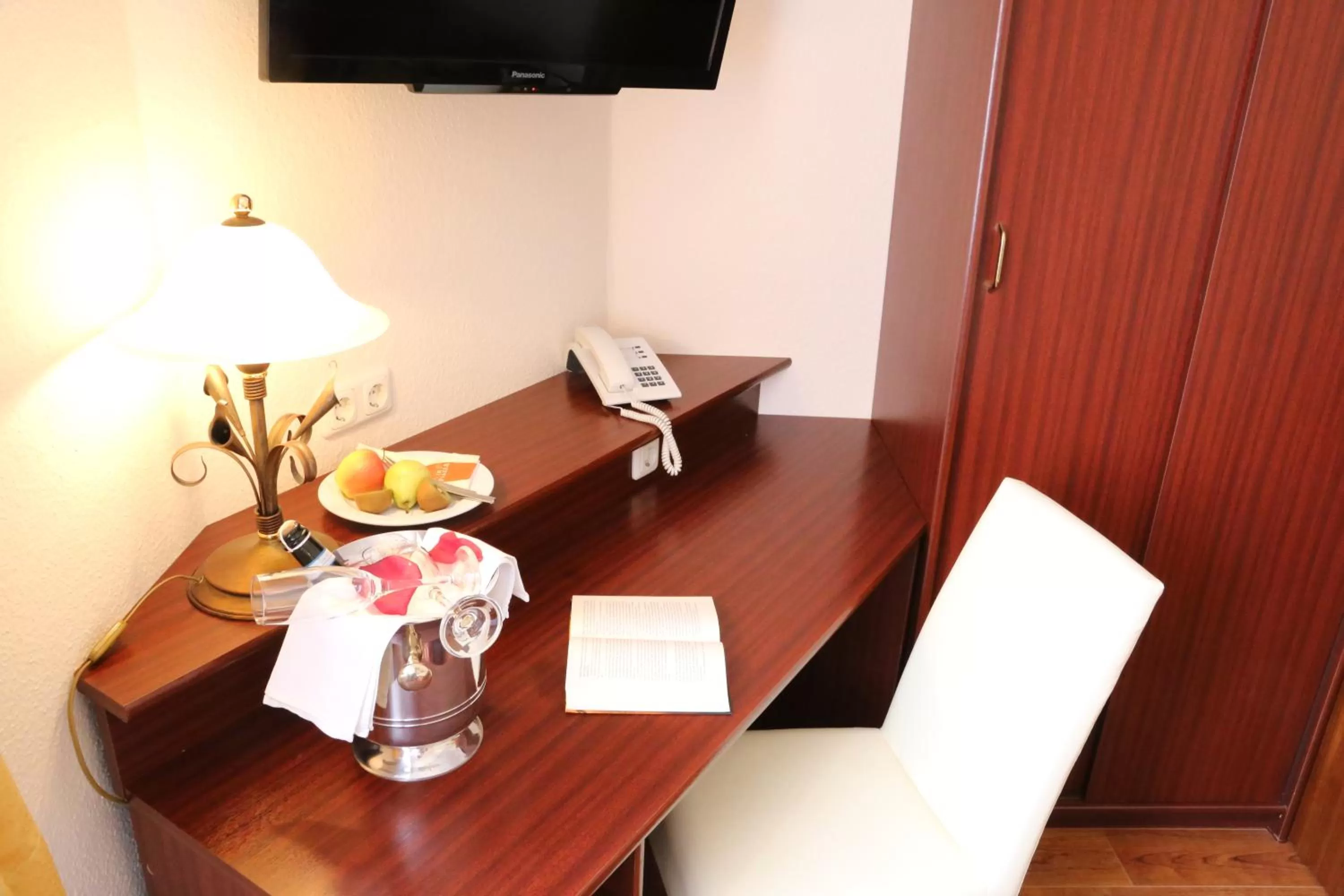 Seating area, TV/Entertainment Center in In Piazza