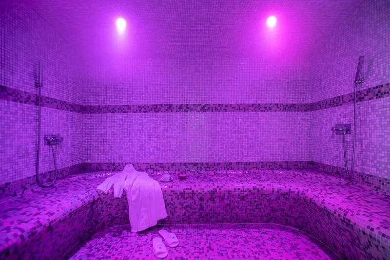 Steam room, Bed in Grand Hotel Astoria