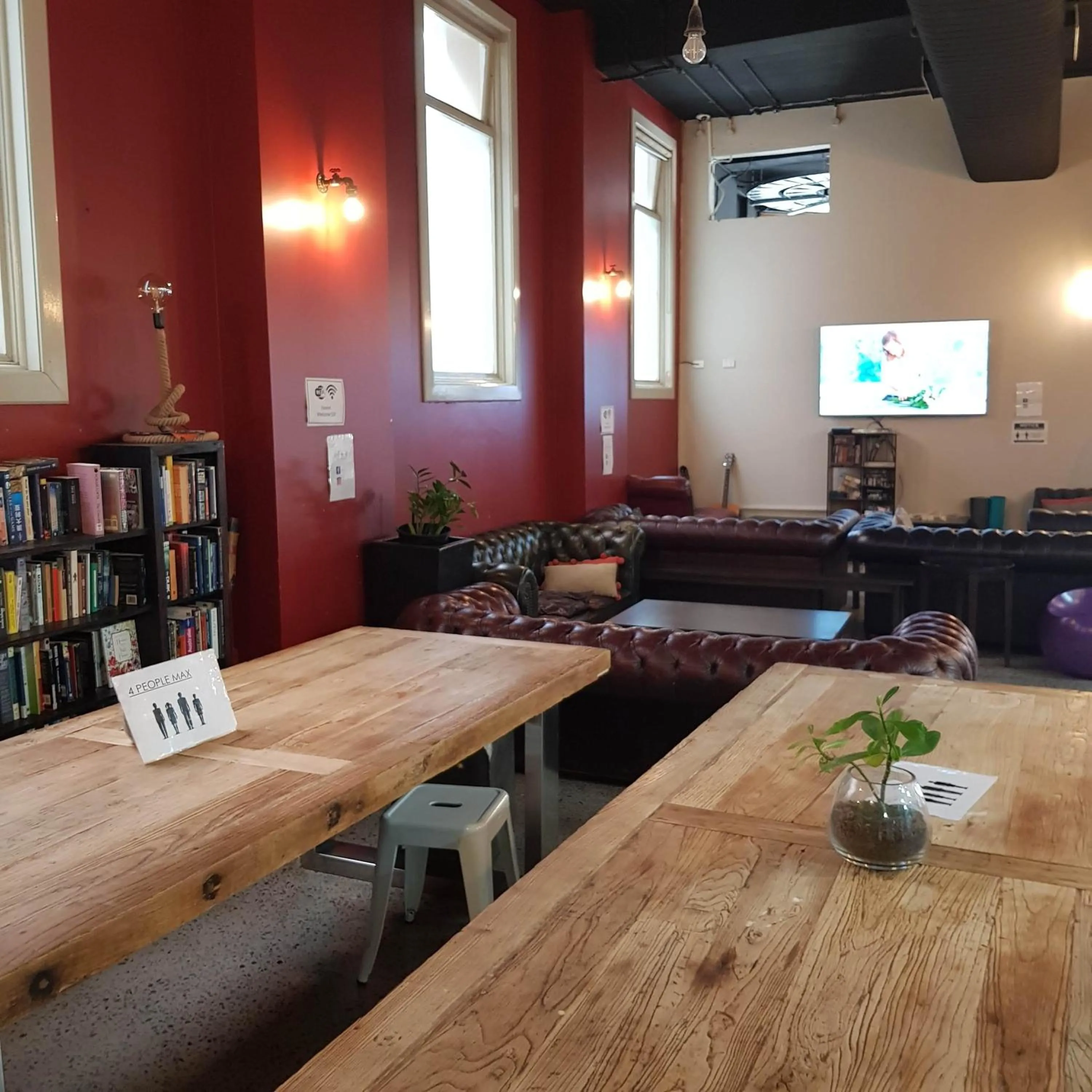 Communal lounge/ TV room in Big Backpackers Hostel