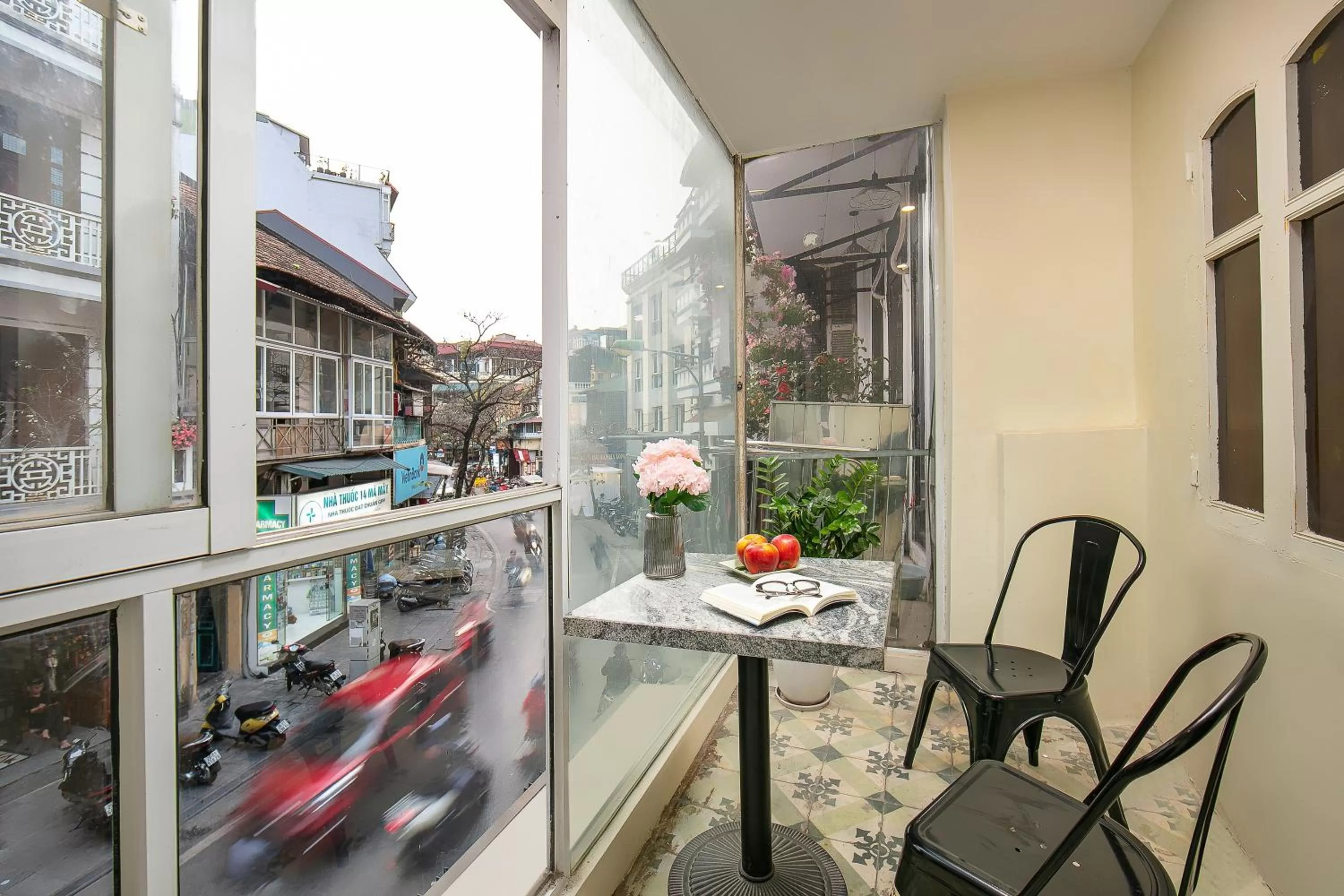 Balcony/Terrace in Queen Cafe Hotel & Pub