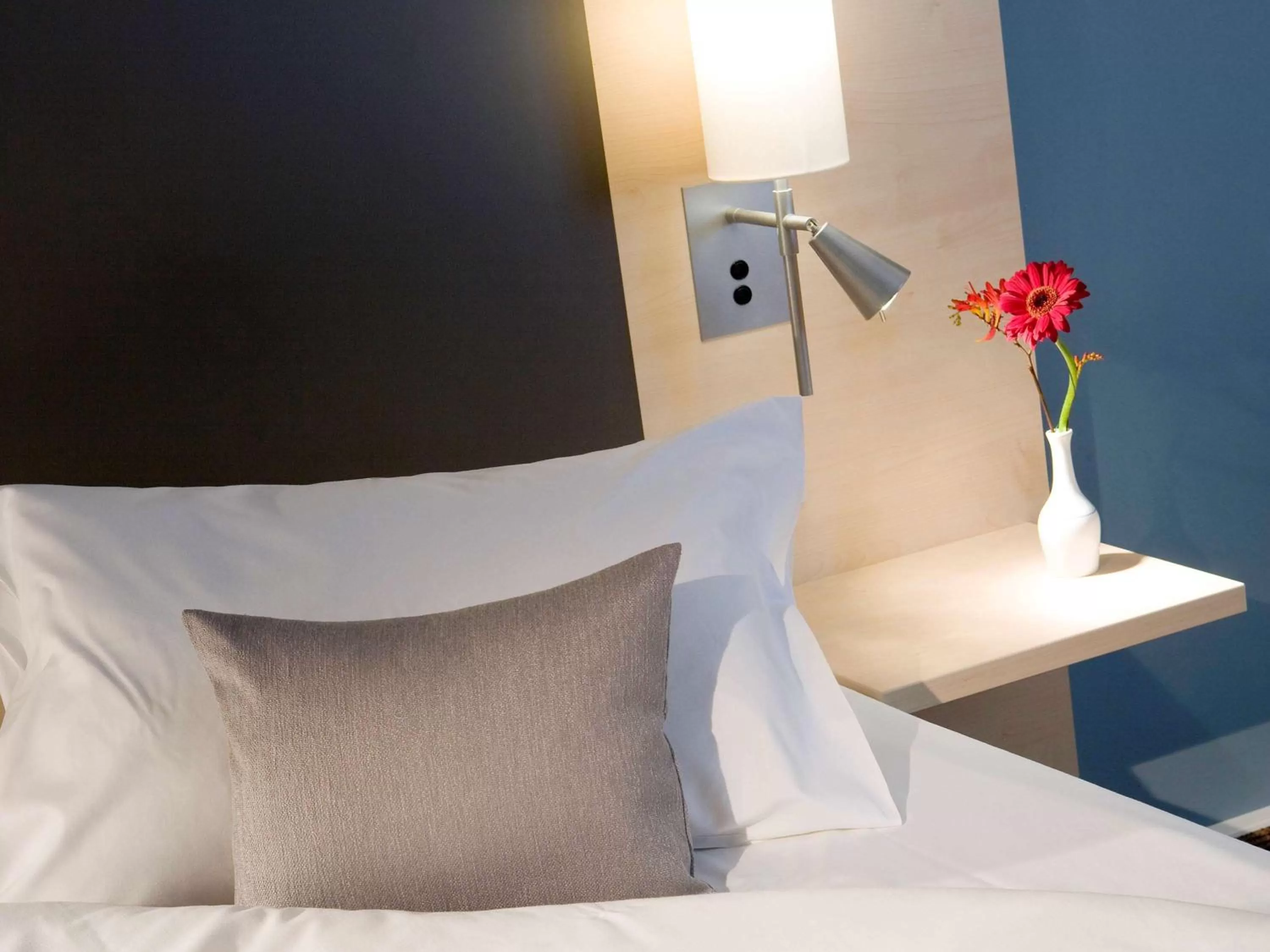 Photo of the whole room, Bed in Mercure Bonn Hardtberg