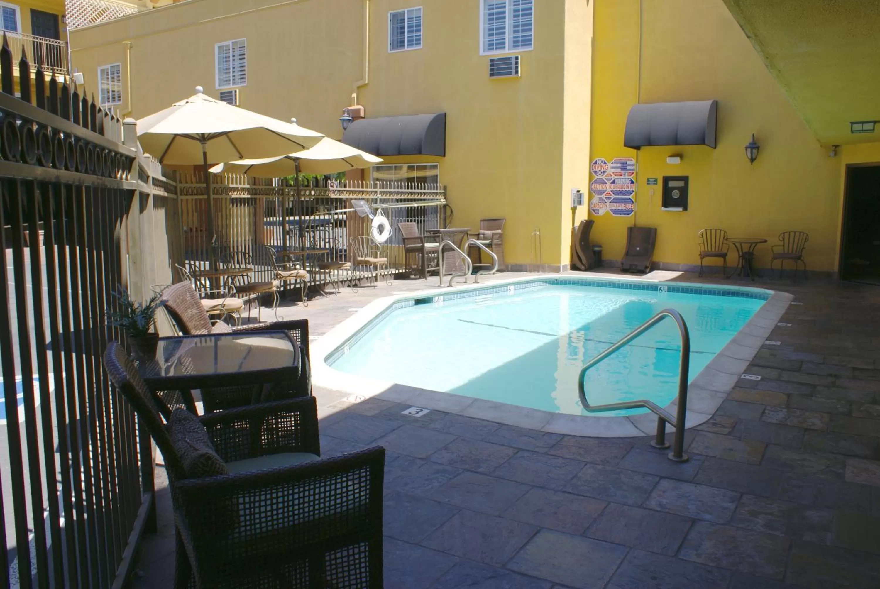 Swimming pool in Napa Valley Hotel & Suites